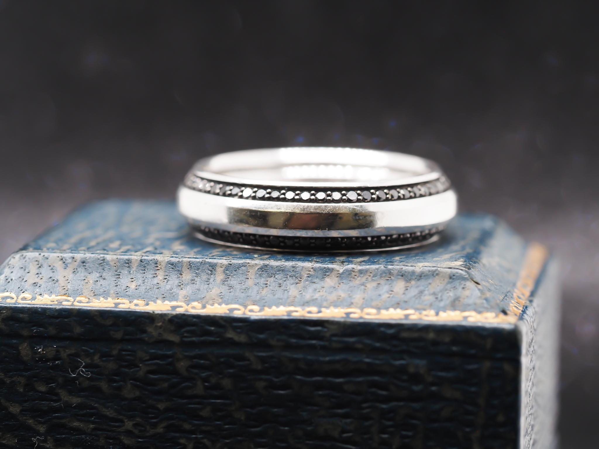 18K White Gold David Yurman Black Diamond Beveled Band Ring Size 11.5 In Excellent Condition For Sale In Hicksville, NY