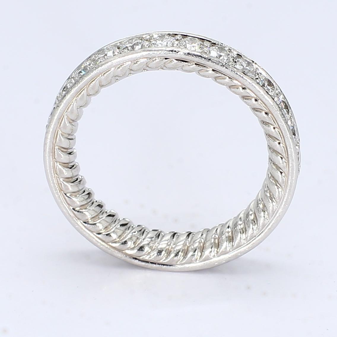 Un classico di David Yurman, questo anello in oro bianco 18 carati presenta una fascia interna intrecciata e una fila di ventotto diamanti rotondi incastonati.

- A. Stone Info -
28x 2,5mm Diamanti ~0,05cts/ea, SI1/G

Misura dell'anello - 6,5
Peso