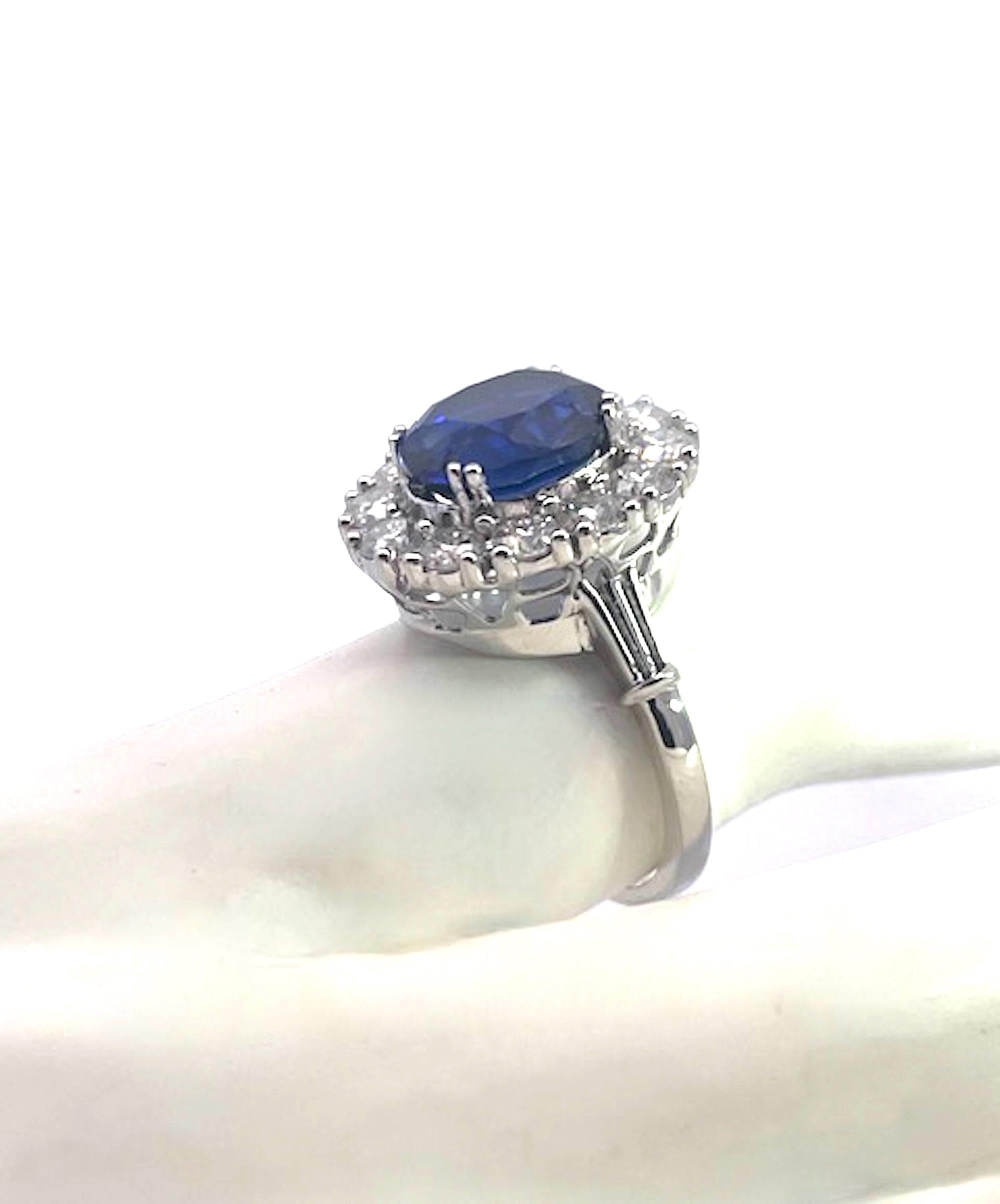 Bague en or blanc 18K avec saphir bleu profond en vente 5