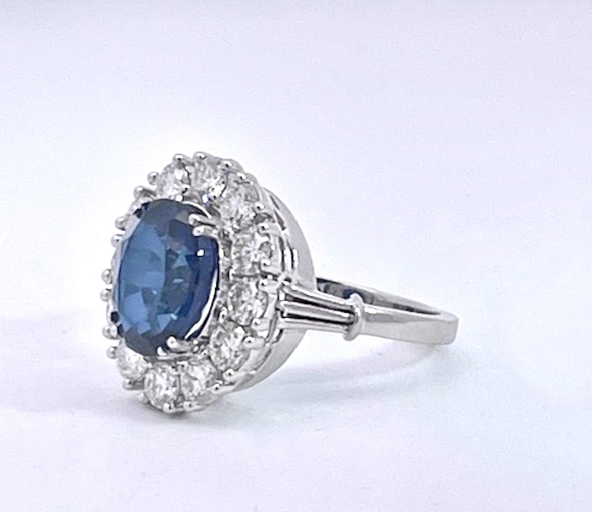 Cette bague en saphir est magnifique et d'un bleu profond.  Il est entouré de diamants taillés en brillant.  Il est accompagné d'un certificat indiquant un poids total de 4,35 carats.
Ce saphir est ovale et pèse 3,15 carats. Il est entouré de 12