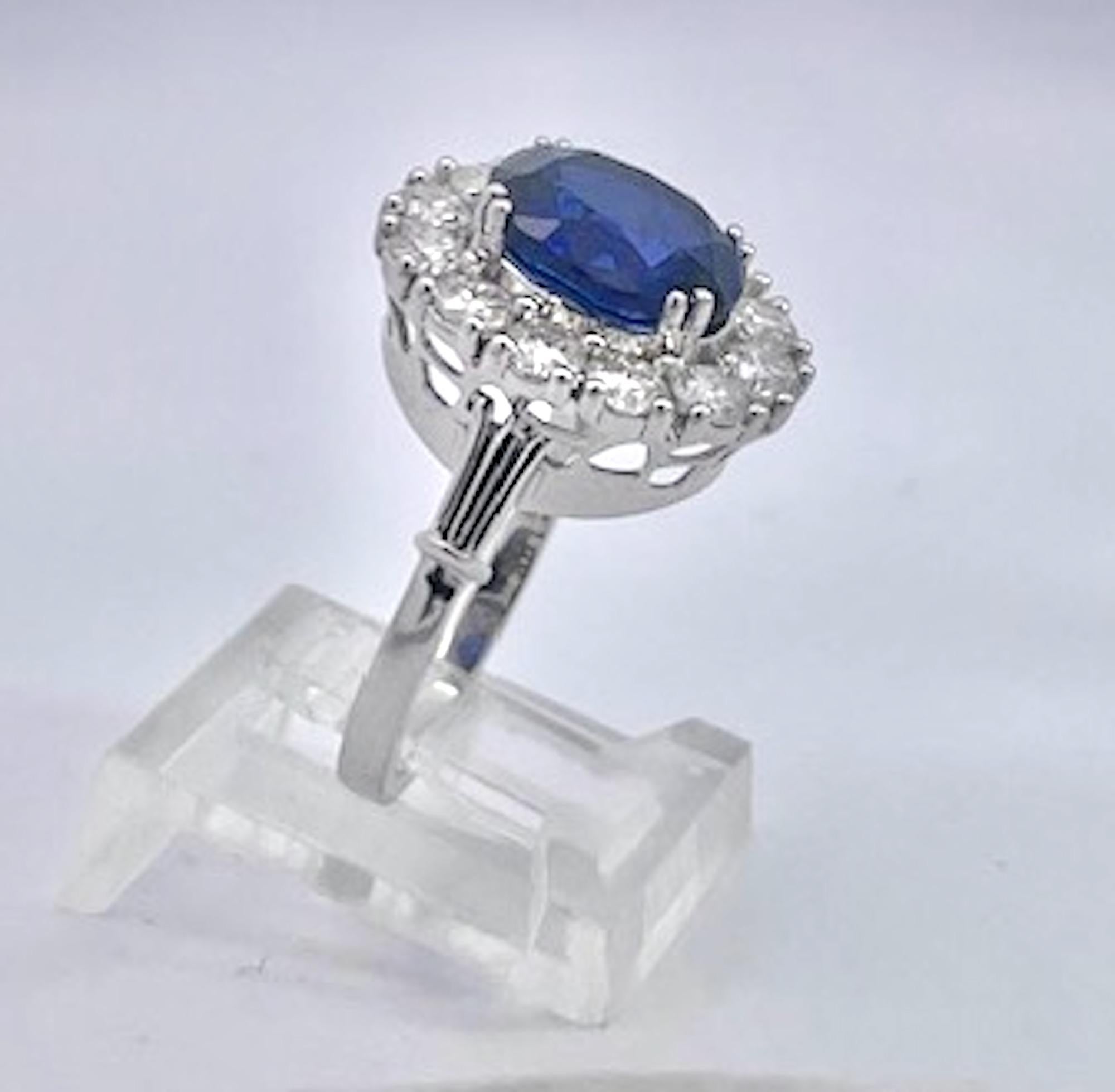 Taille ovale Bague en or blanc 18K avec saphir bleu profond en vente