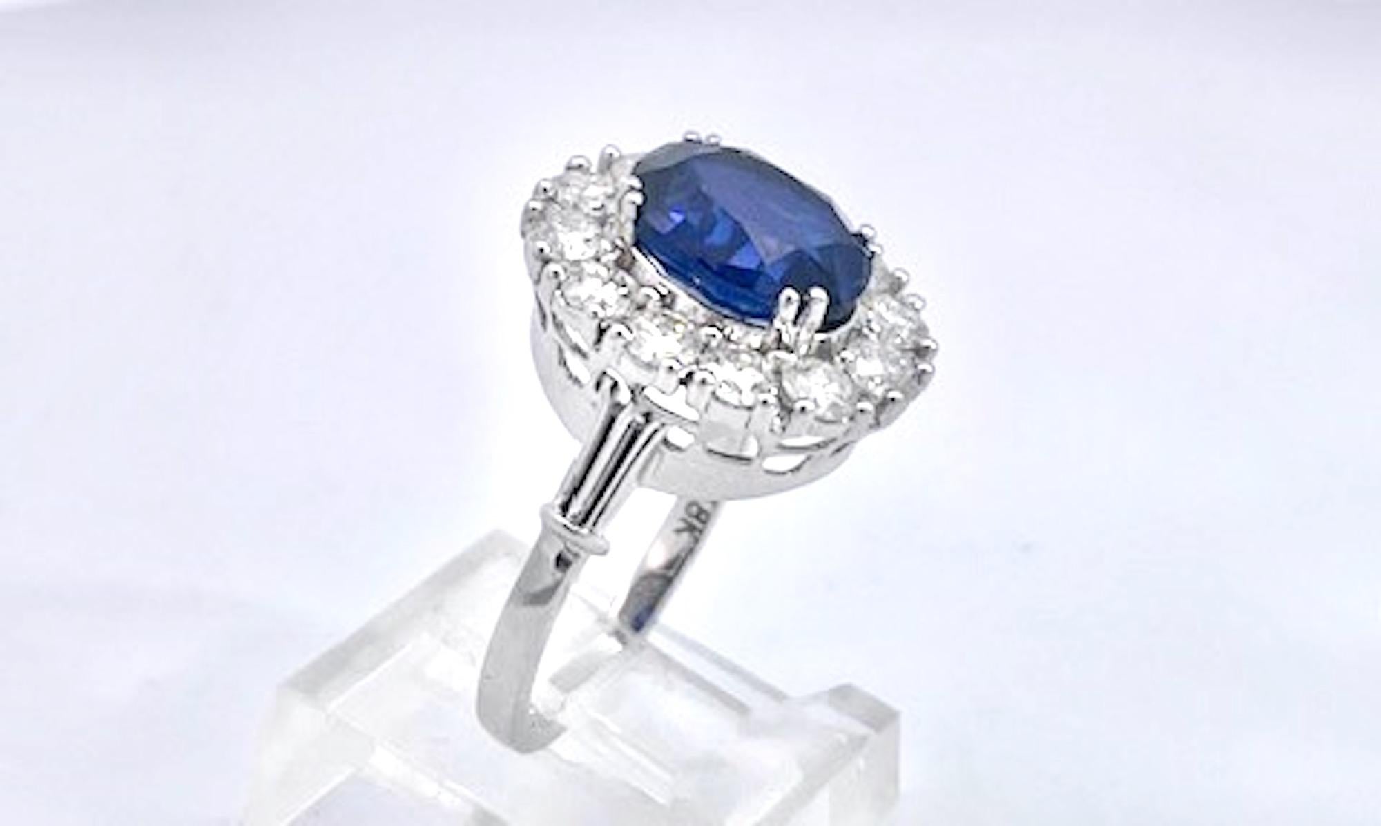 Bague en or blanc 18K avec saphir bleu profond Unisexe en vente