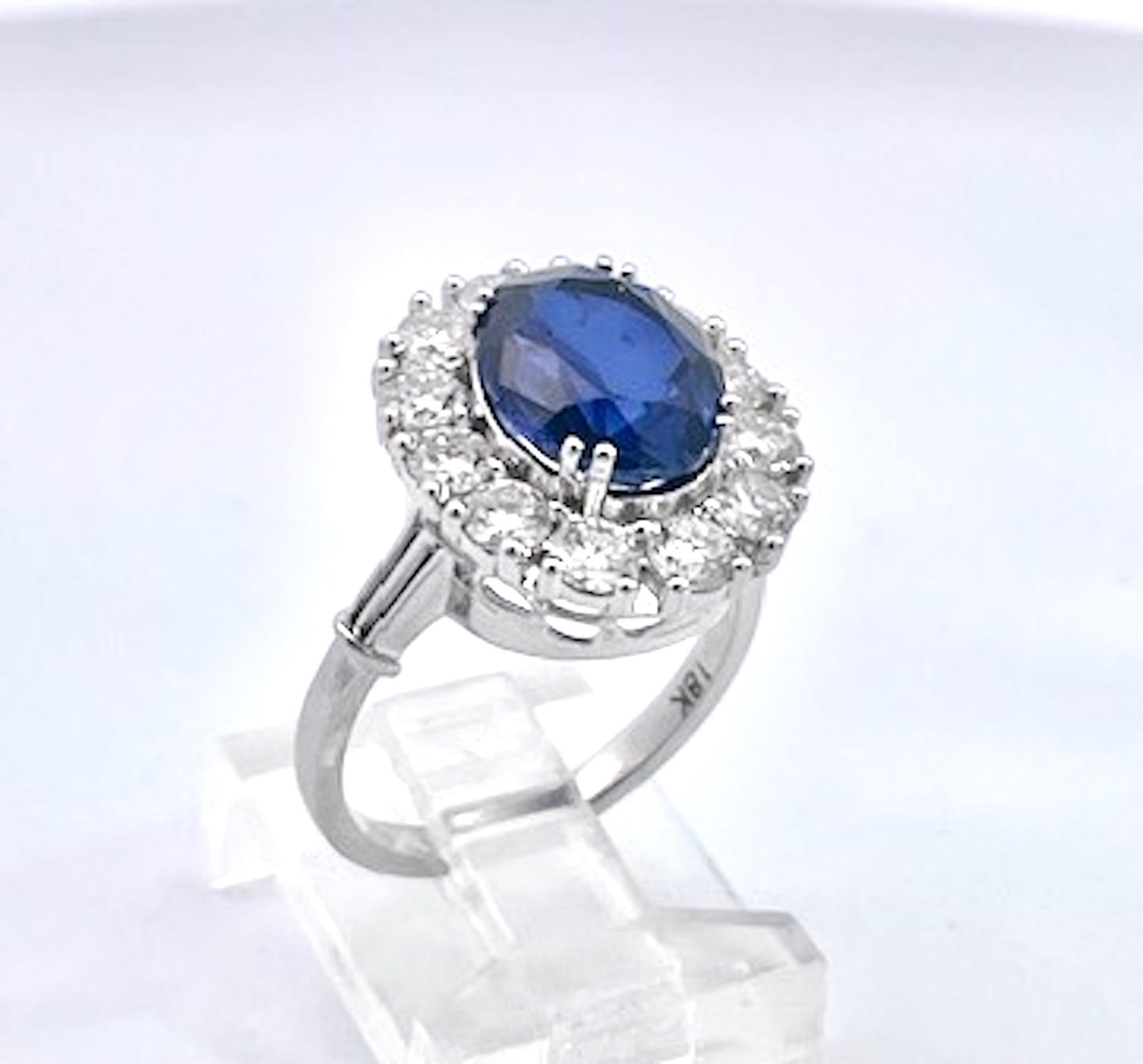 Bague en or blanc 18K avec saphir bleu profond en vente 2