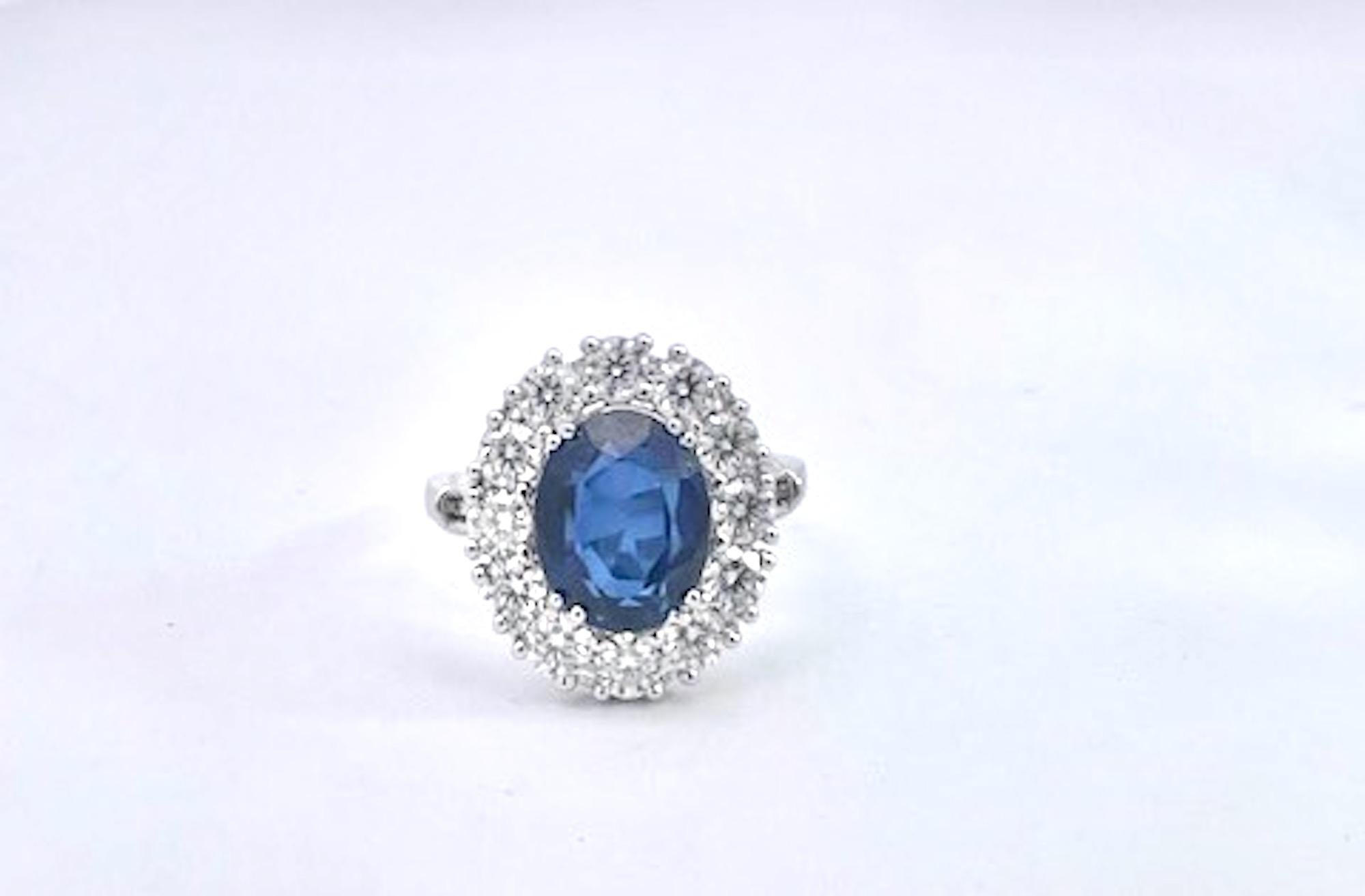 Bague en or blanc 18K avec saphir bleu profond en vente 3