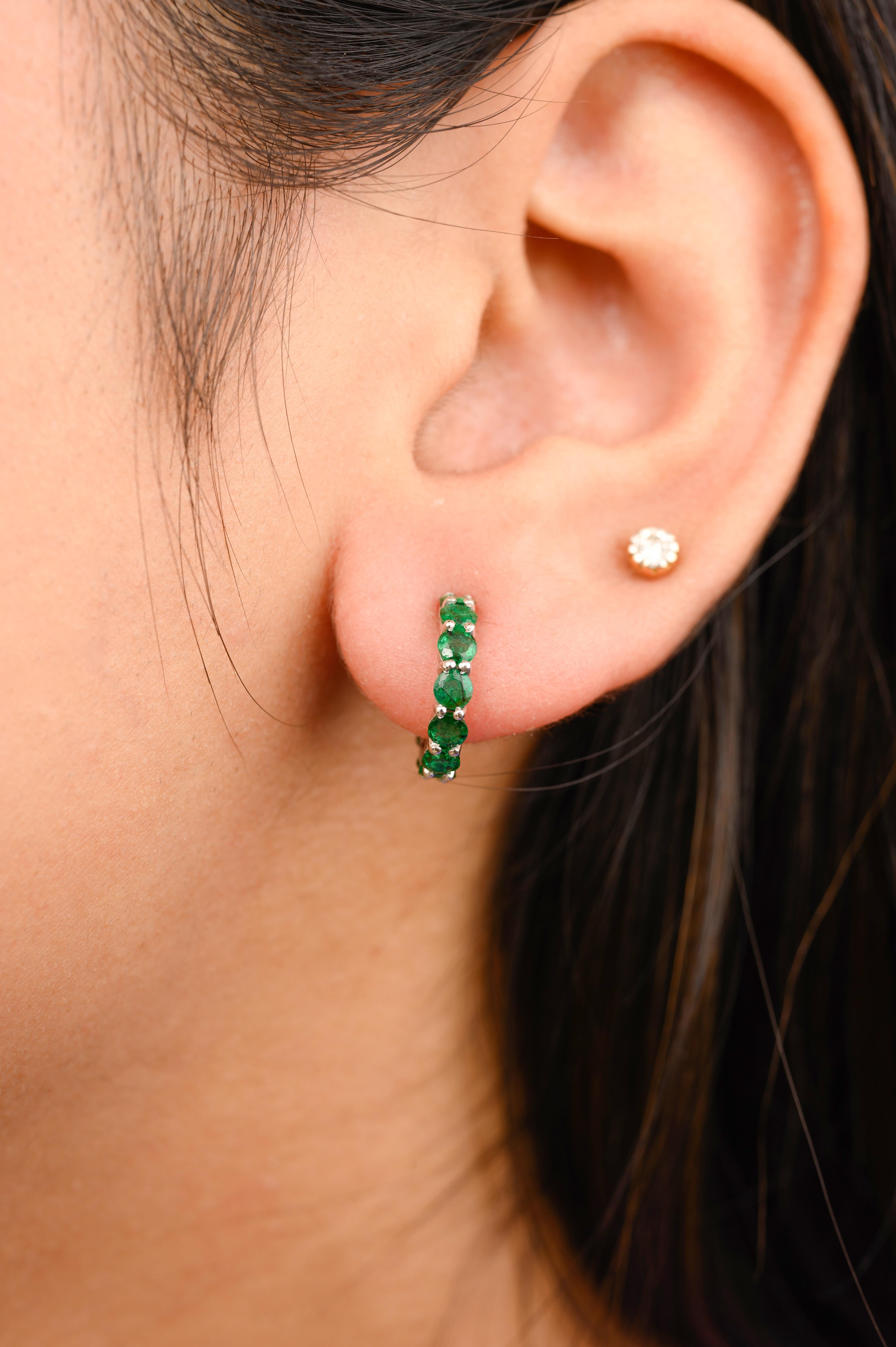 Tiefgrüner Smaragd Geburtsstein Tiny Hoop Earrings in 18K Gold, um eine Aussage mit Ihrem Look zu machen. Sie brauchen Ohrstecker, um mit Ihrem Look ein Statement zu setzen. Diese Ohrringe mit rundgeschliffenem Smaragd sorgen für einen funkelnden,