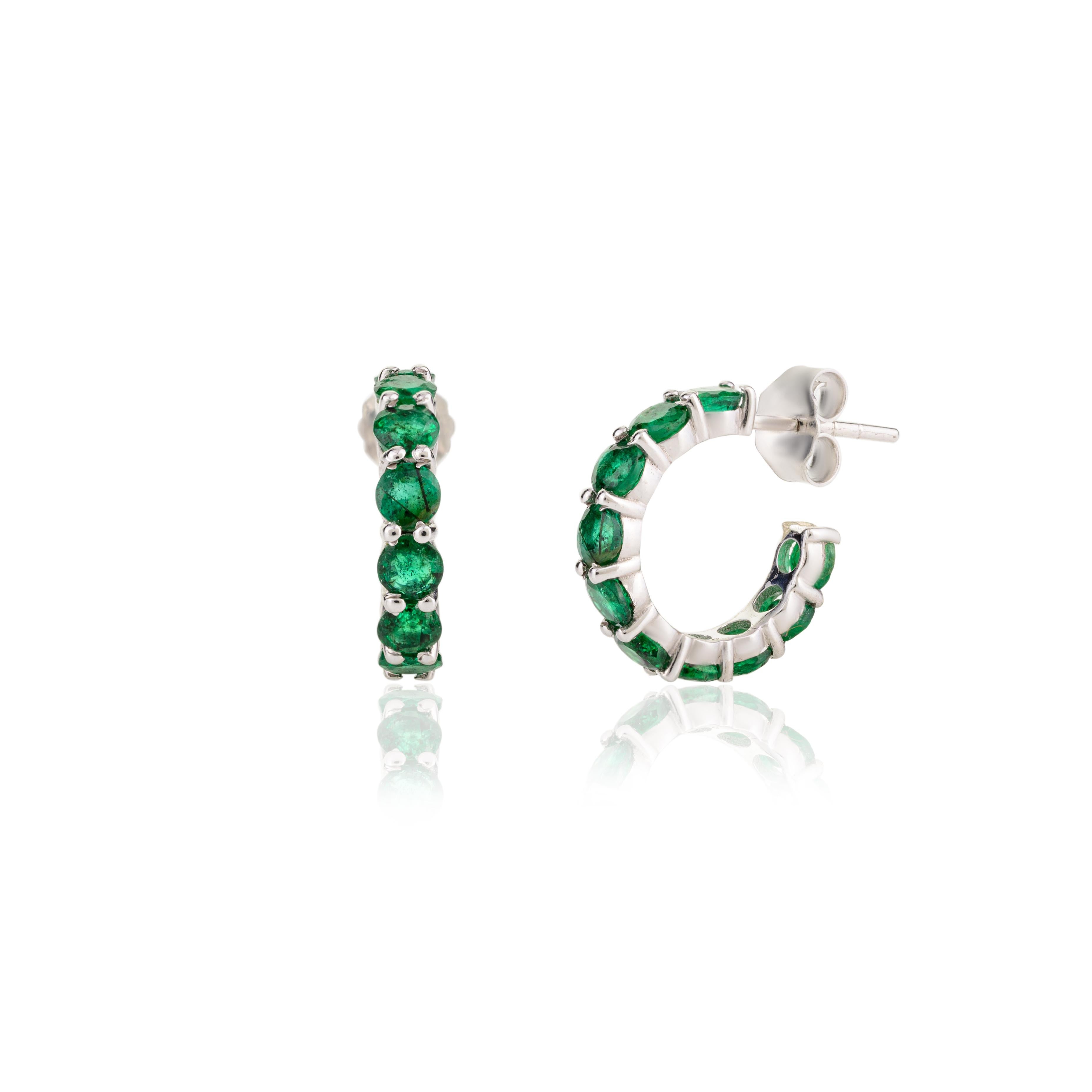 18k White Gold Bright Emerald Birthstone Tiny Hoop Earrings Gift for Her In New Condition For Sale In New York, NY