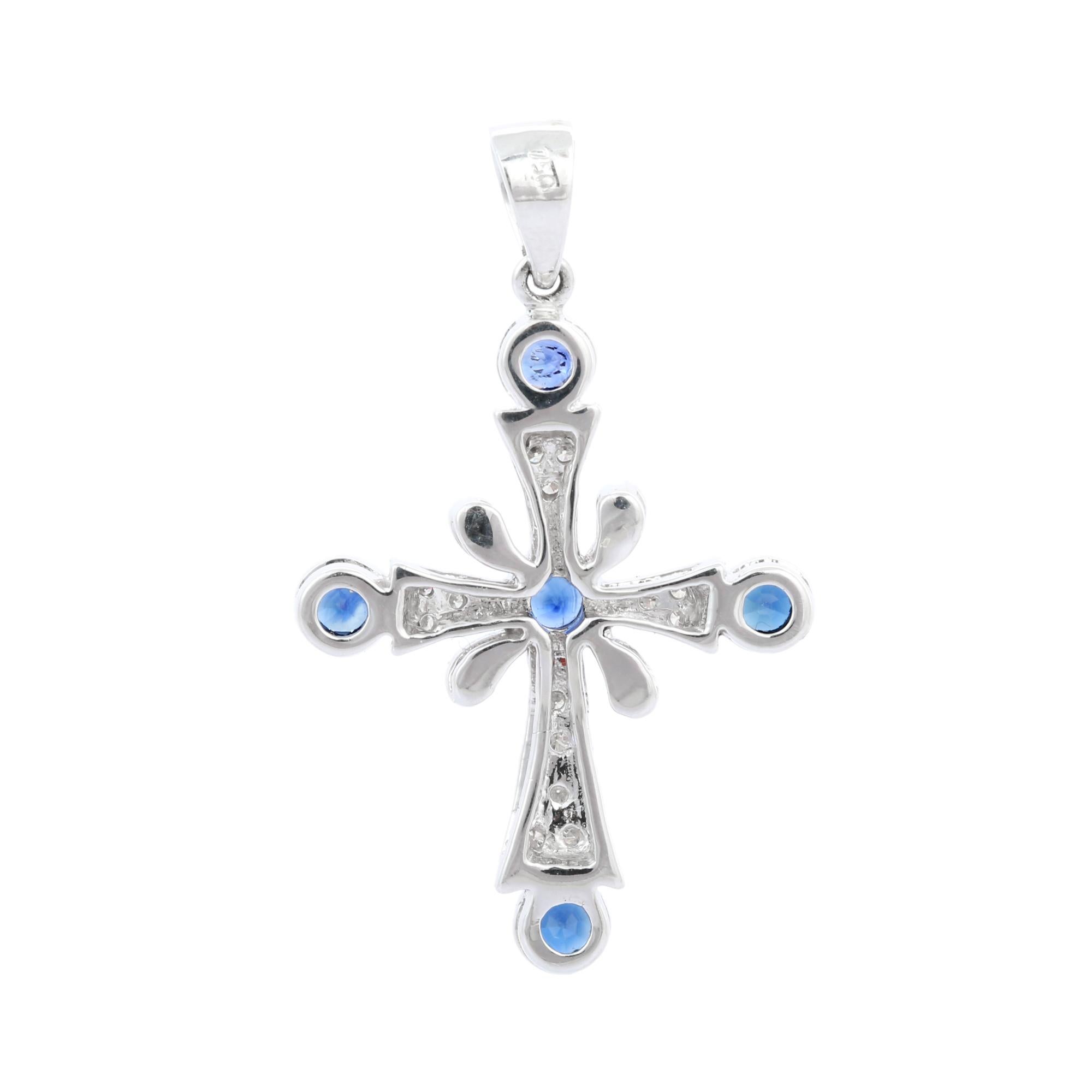 Taille ronde Pendentif croix en or blanc 18 carats avec diamants et saphirs bleus, cadeau de Noël en vente