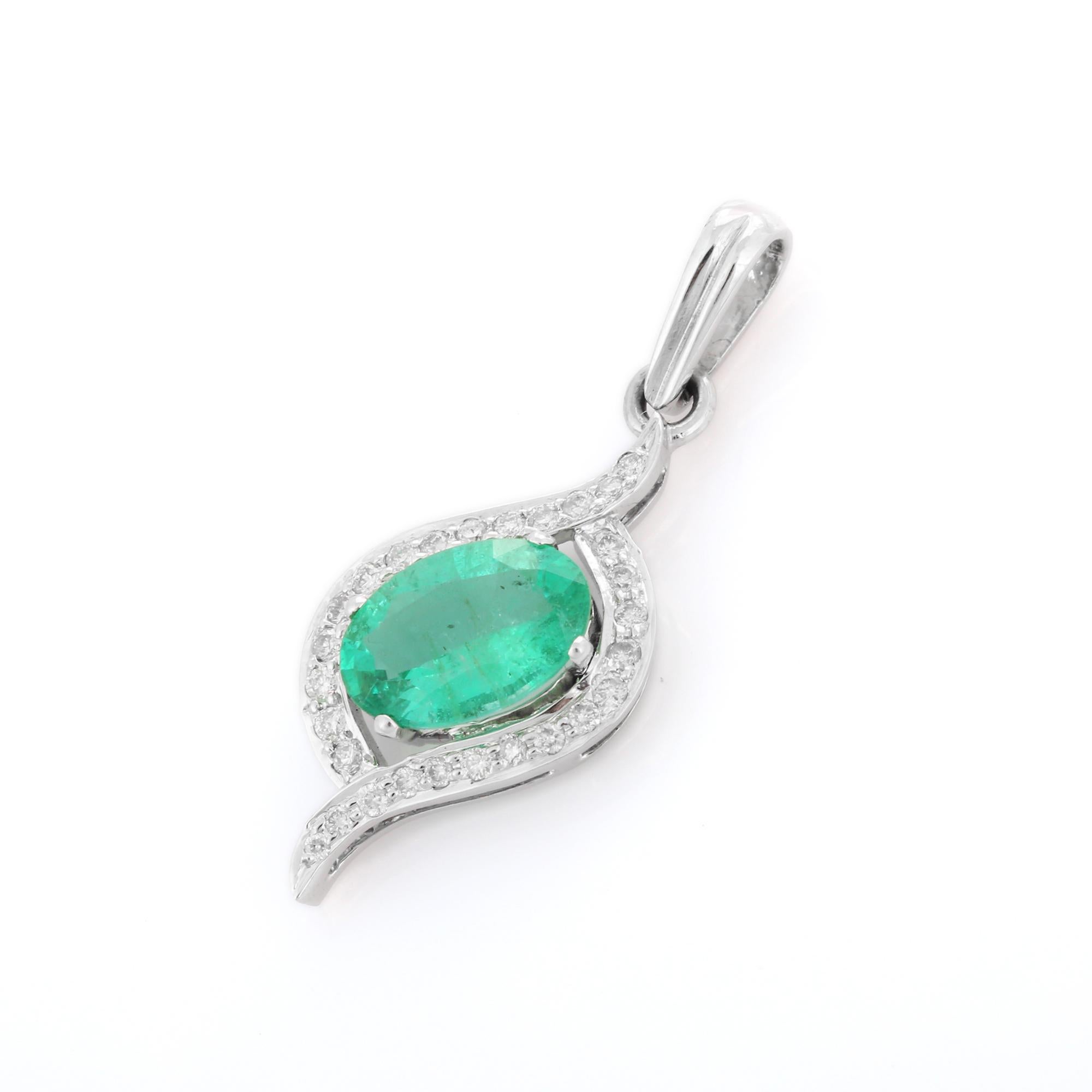 18K White Gold Designer Emerald Pendant with Diamonds In New Condition For Sale In Houston, TX