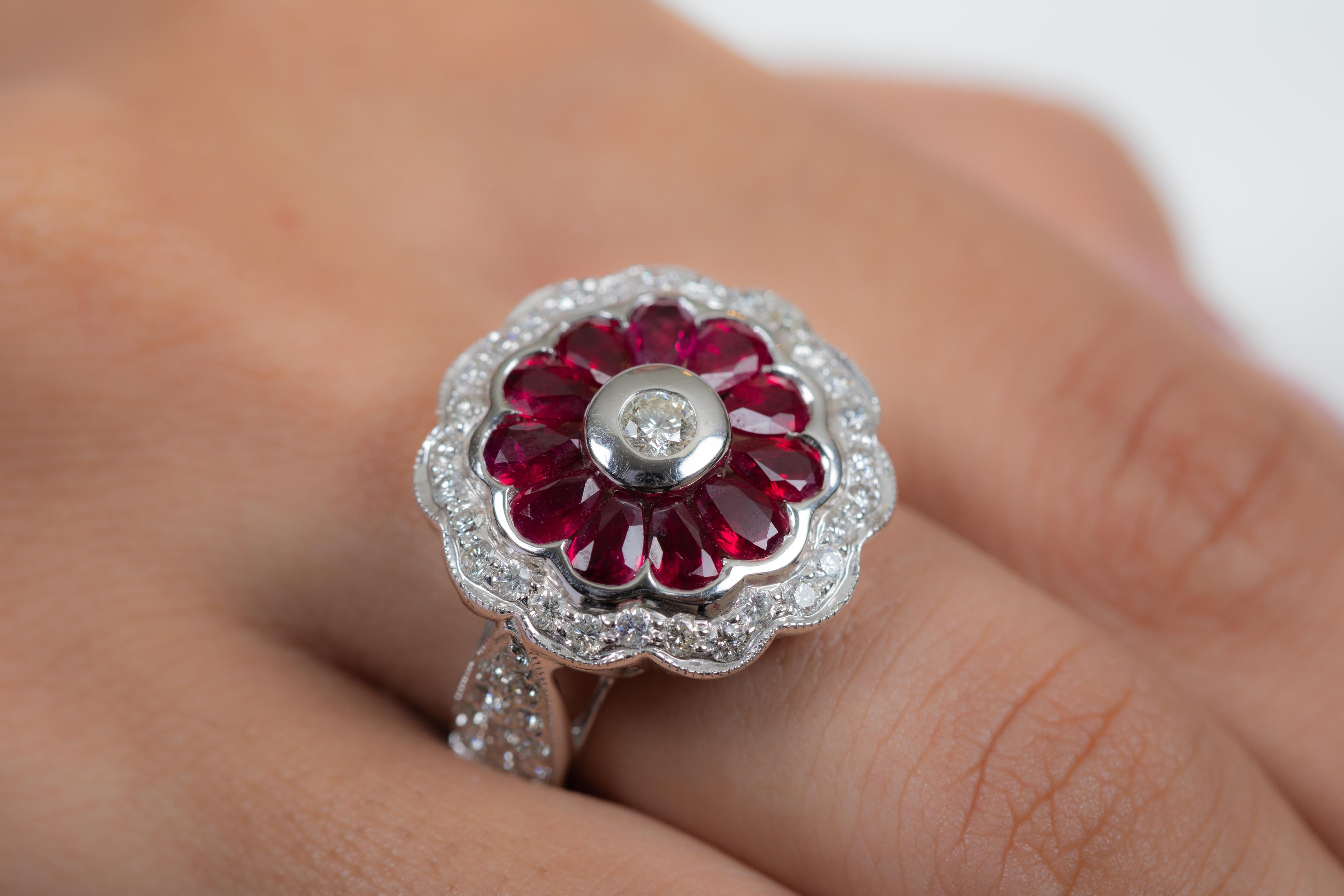 En vente :  Bague de cocktail de mariée en or blanc 18 carats avec fleur, rubis et diamants   2