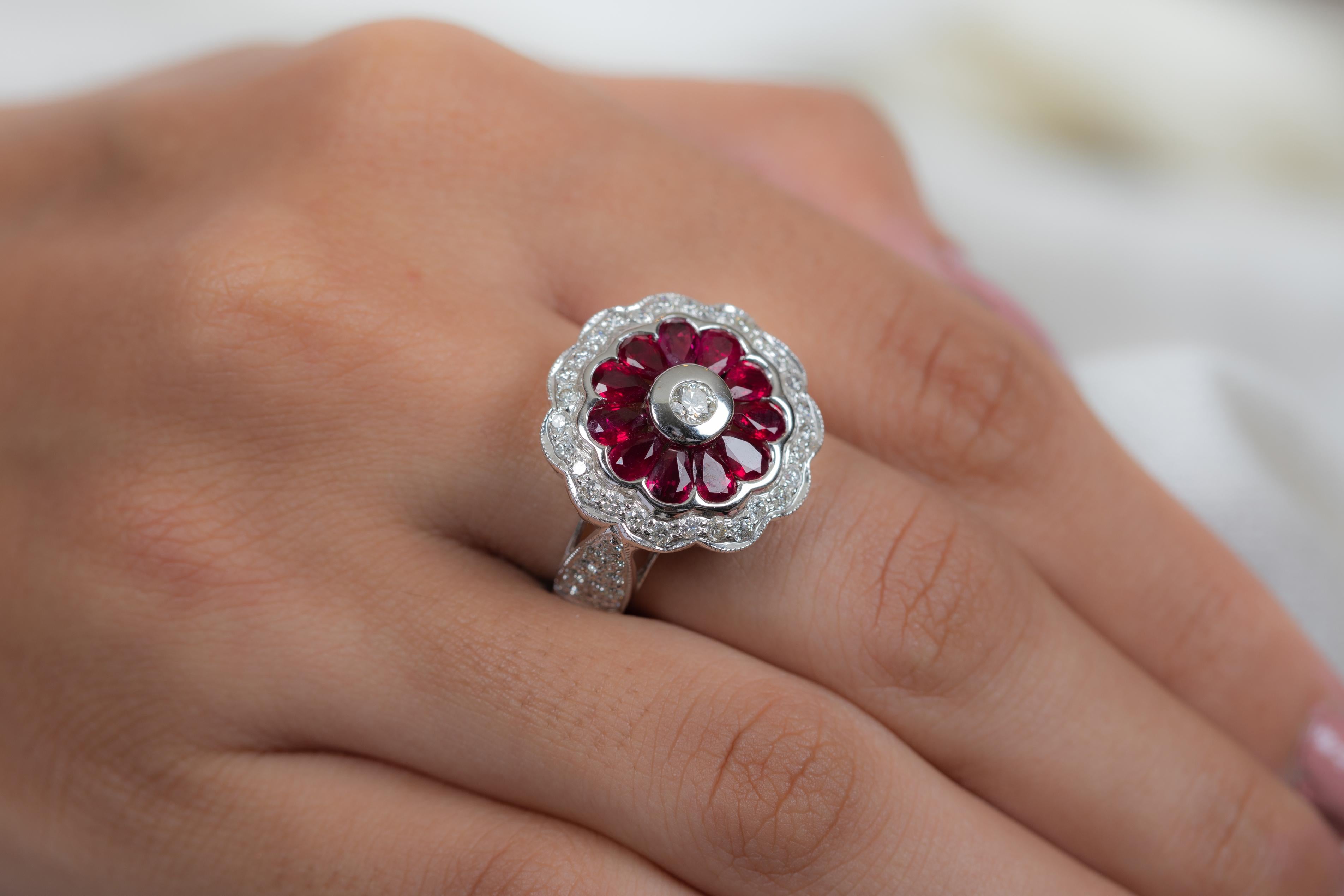 En vente :  Bague de cocktail de mariée en or blanc 18 carats avec fleur, rubis et diamants   6