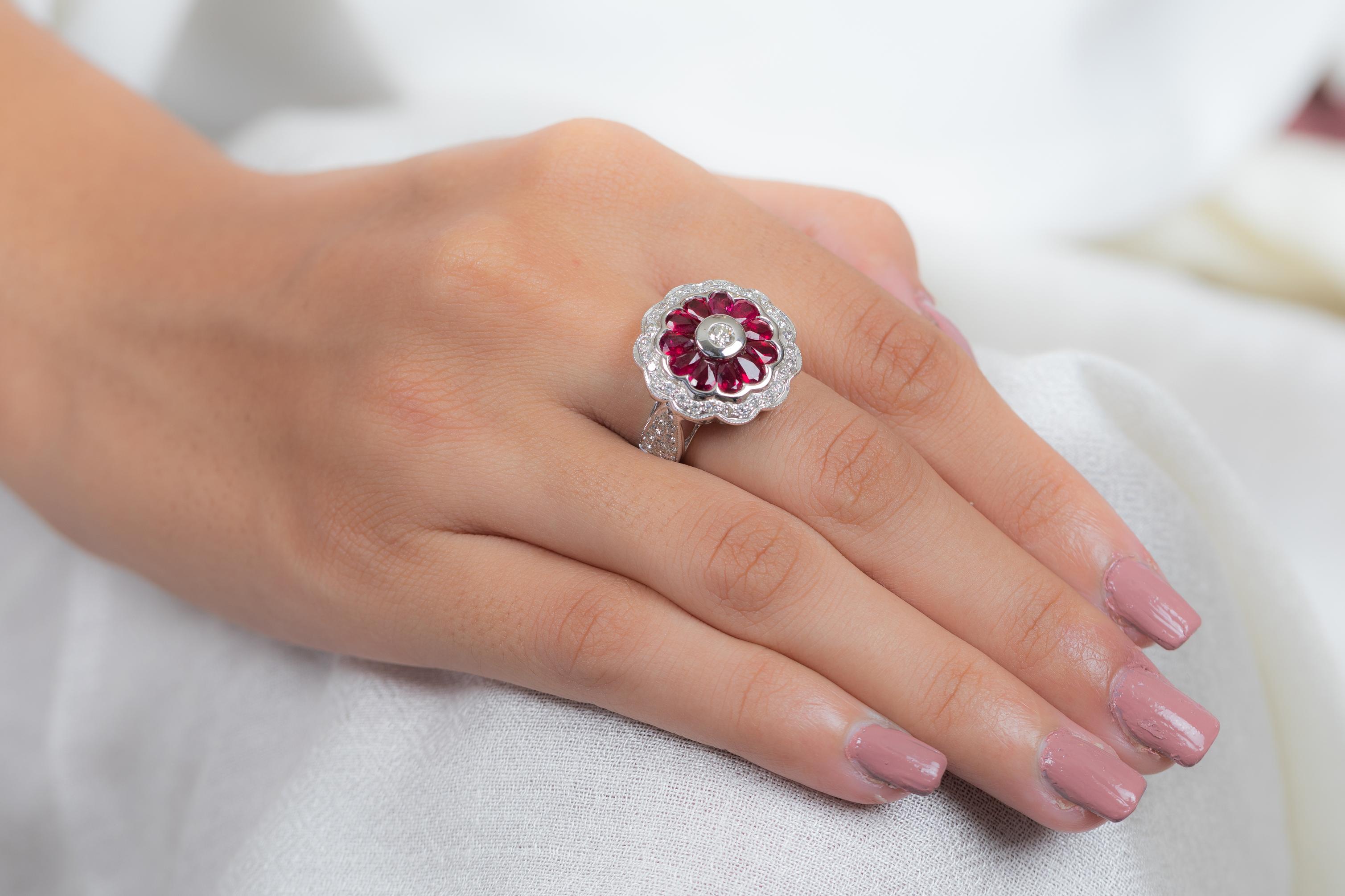 En vente :  Bague de cocktail de mariée en or blanc 18 carats avec fleur, rubis et diamants   8