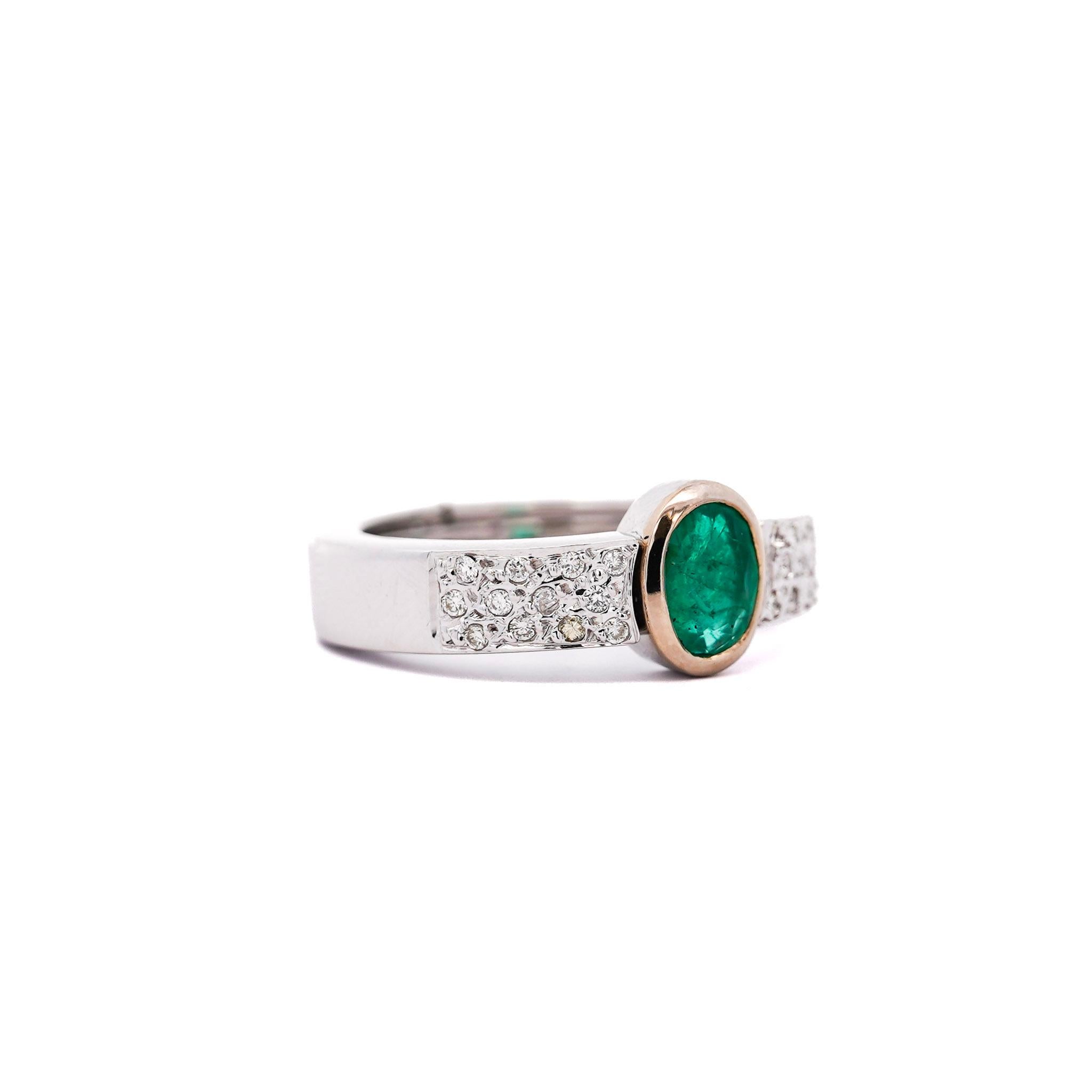 Solitärring mit natürlichem Smaragd und Diamantring in 18 Karat Weißgold. Dieses einzigartige Stück lässt sich nahtlos auf den Innenring auf- und absetzen. Ein besonderer Ring, der so vielseitig ist und Persönlichkeit hat. 

Im Mittelpunkt steht ein