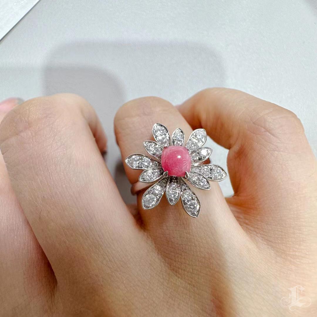 A radiant flower frozen in full bloom, this ring captures the rare elegance of a 1.05ct natural conch pearl in vibrant Flamingo Pink, aglow with a moderate flame pattern. The perfectly round center stone is surrounded by luminous diamond-set petals,