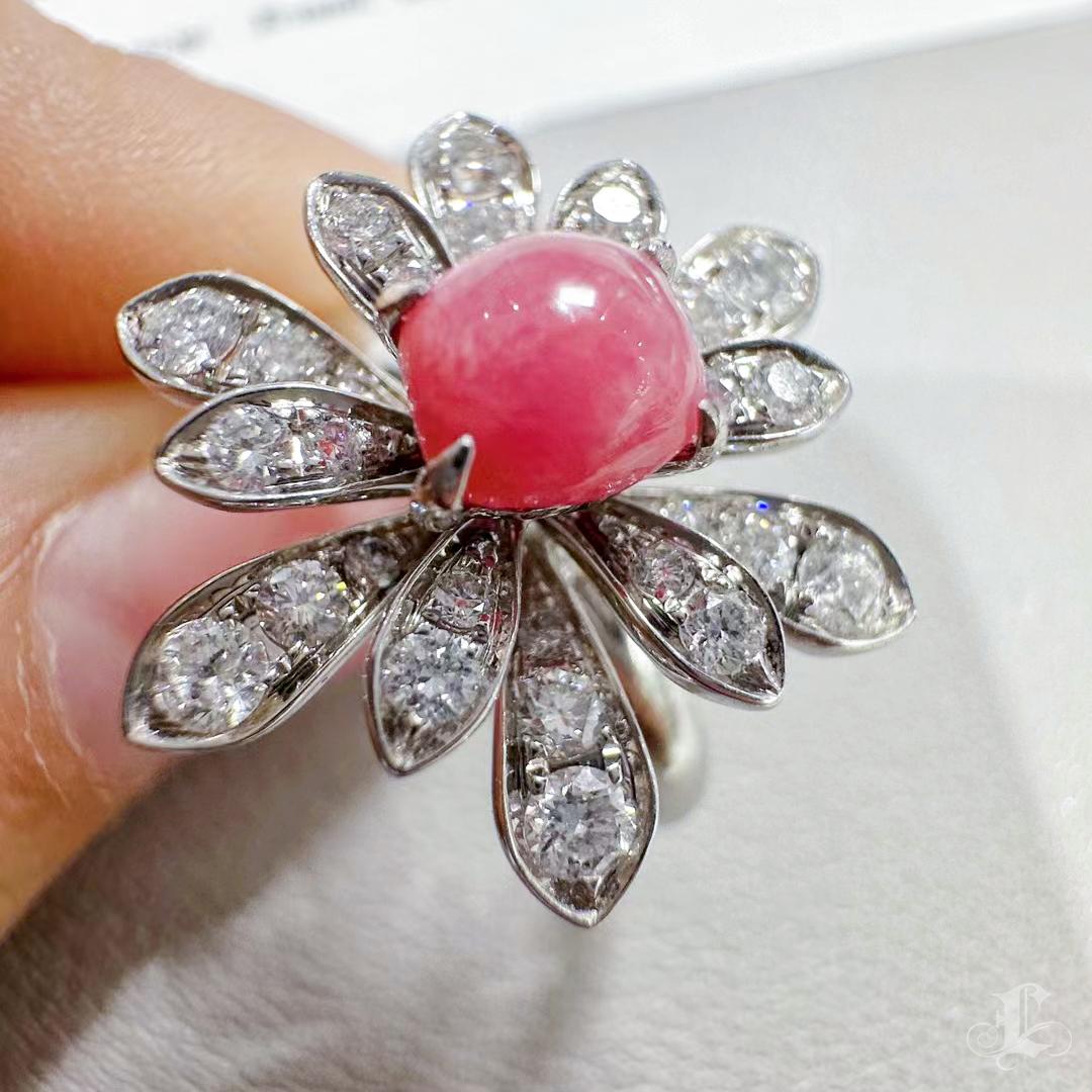 【Conchéa】Aurora Bloom Conch Pearl Petal Ring — 1.05ct In New Condition For Sale In New York, NY