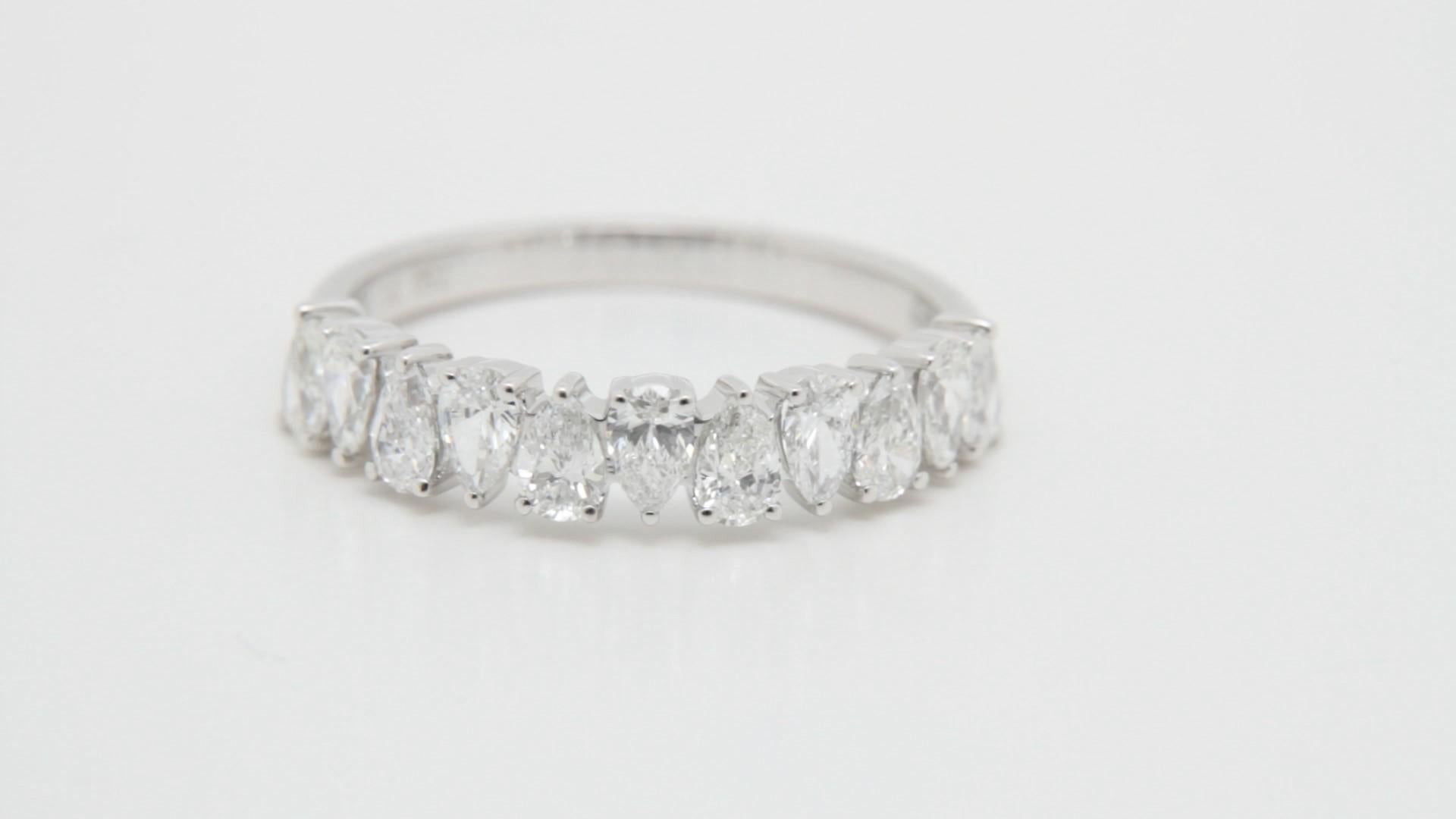 Veredeln Sie Ihren Brautlook mit diesem exquisiten Tear Drop Band, das eine einzigartige Nord-Süd-Ausrichtung von birnenförmigen Diamanten zeigt. 

Eingefasst in ein schlankes Band aus 18 Karat Weißgold, ist jeder Stein im Birnenschliff sorgfältig