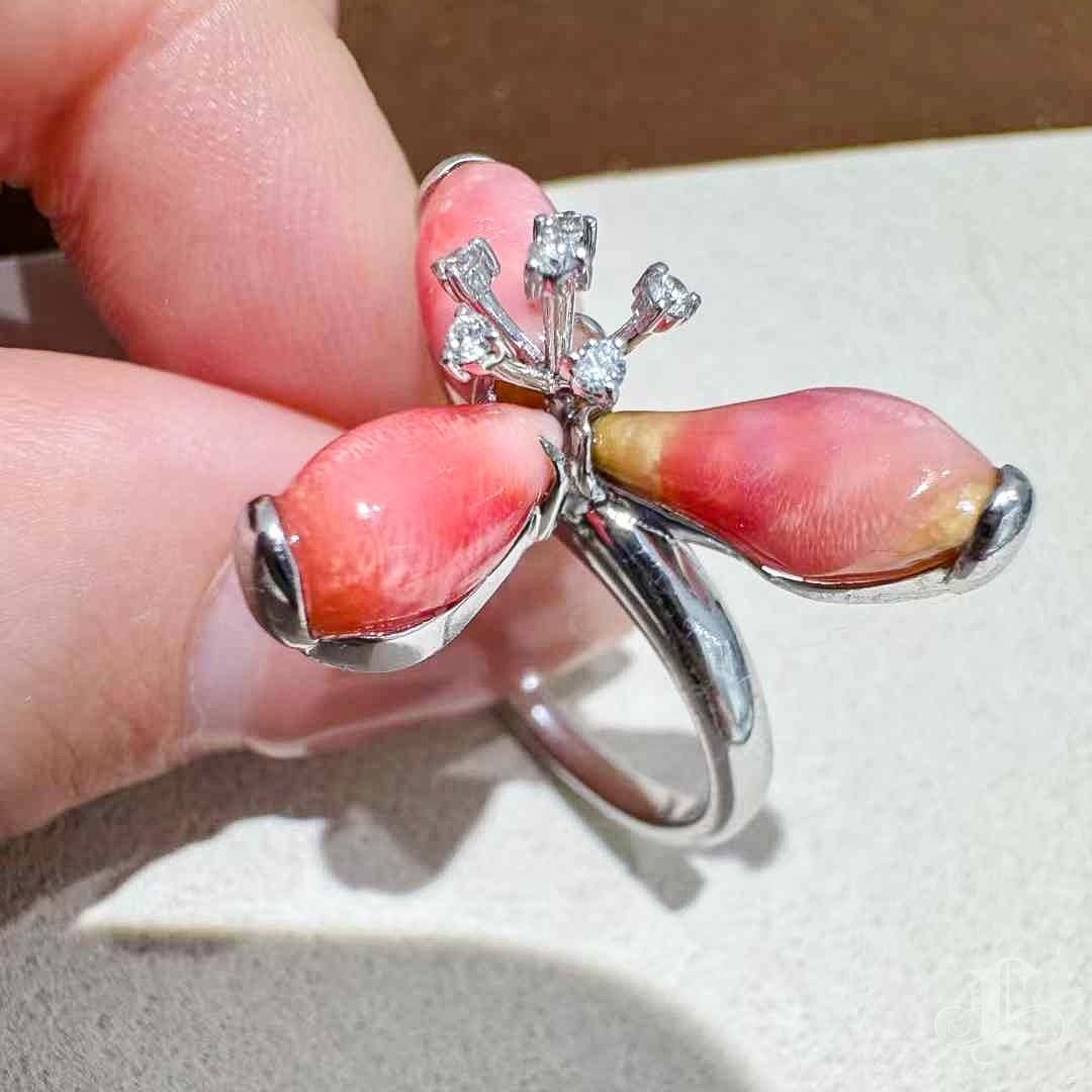 【Conchéa】Dancing Petals Conch Pearl Ring — 6.7ct In New Condition In New York, NY