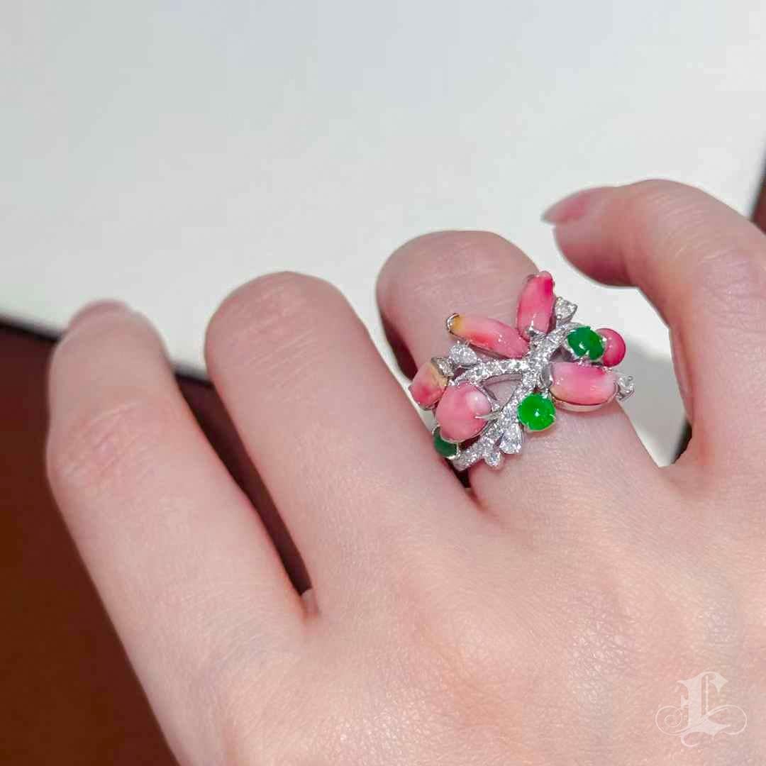 Joyfully sculpted like a tropical blossom in full bloom, this cocktail ring celebrates vibrant asymmetry and natural texture.
Set with a total of 4.25 carats of flamingo pink conch pearls in varied baroque forms, the ring evokes a sense of