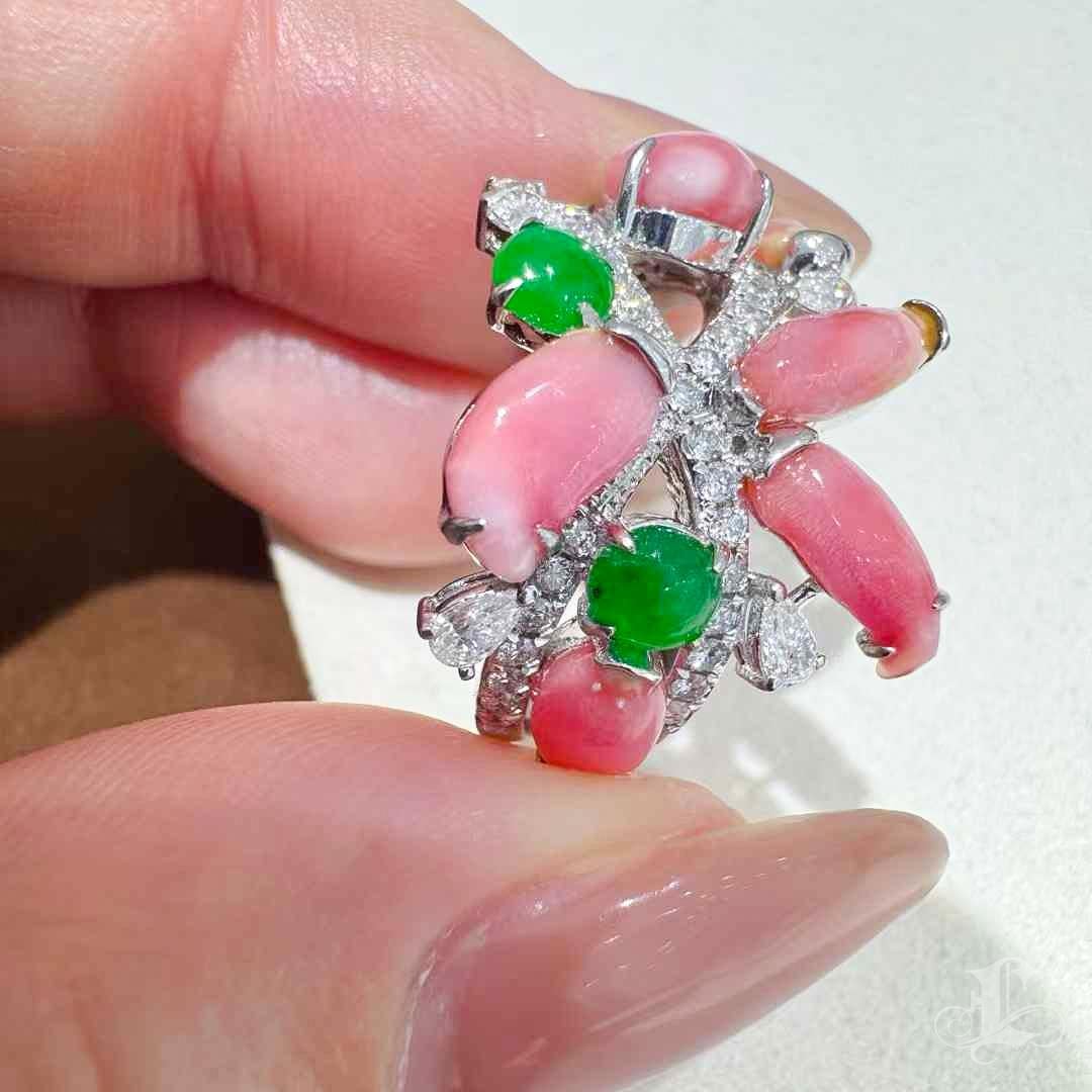 【Conchéa】Flamingo Bloom Conch & Jadeite Cocktail Ring — 4.25ct In New Condition For Sale In New York, NY