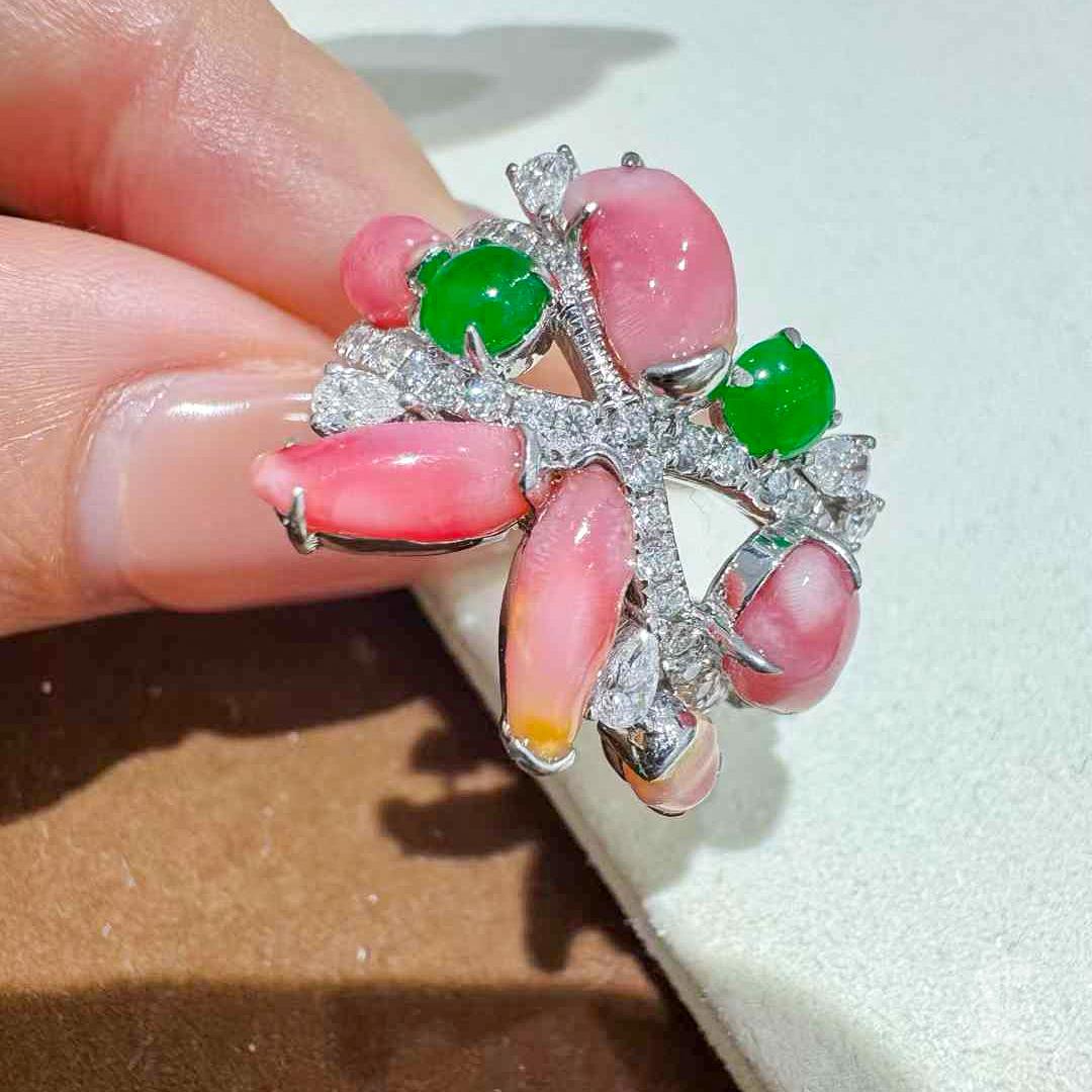 【Conchéa】Flamingo Bloom Conch & Jadeite Cocktail Ring — 4.25ct For Sale 3