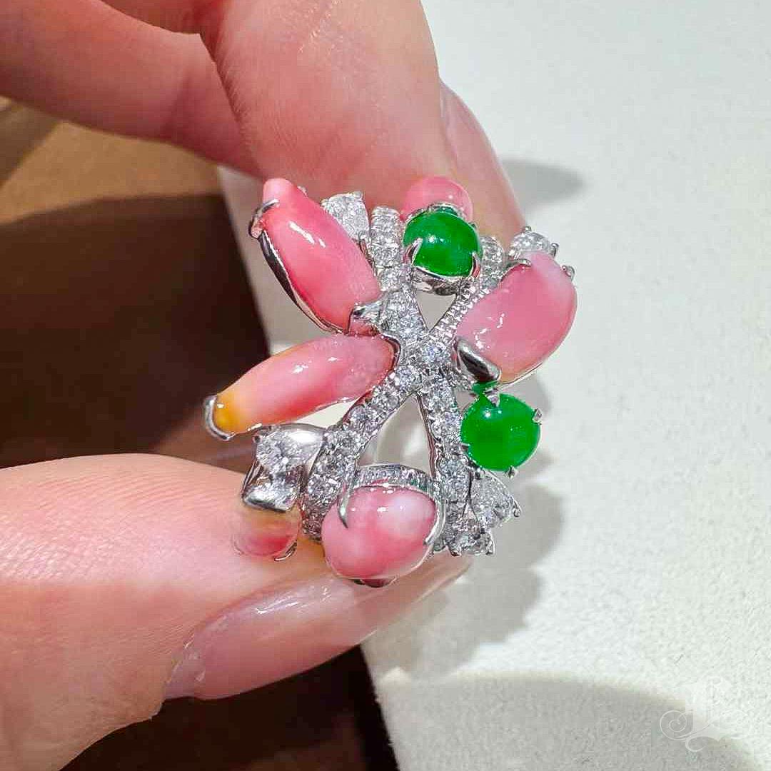 【Conchéa】Flamingo Bloom Conch & Jadeite Cocktail Ring — 4.25ct For Sale 4