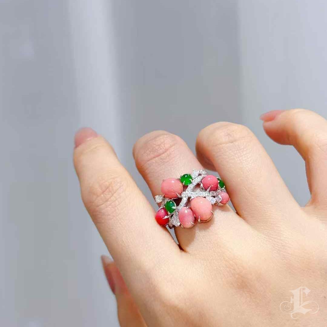 Questo anello artistico, ricco di colori e vitalità, cattura l'equilibrio poetico di un ramo in fiore.
La composizione presenta 4,55 carati di perle di conchiglia rosa fenicottero, la cui fiamma morbida e le forme ovali organiche sono disposte in un