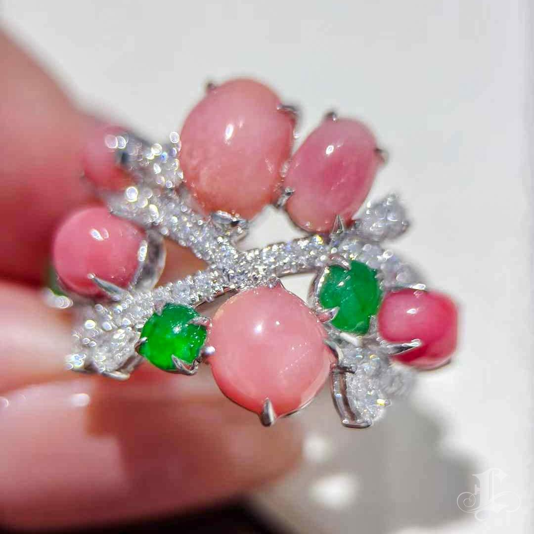 【Conchéa】 Anello conchiglia in fiore, giadeite e diamanti - 4,55 carati In condizioni Nuovo in vendita a New York, NY