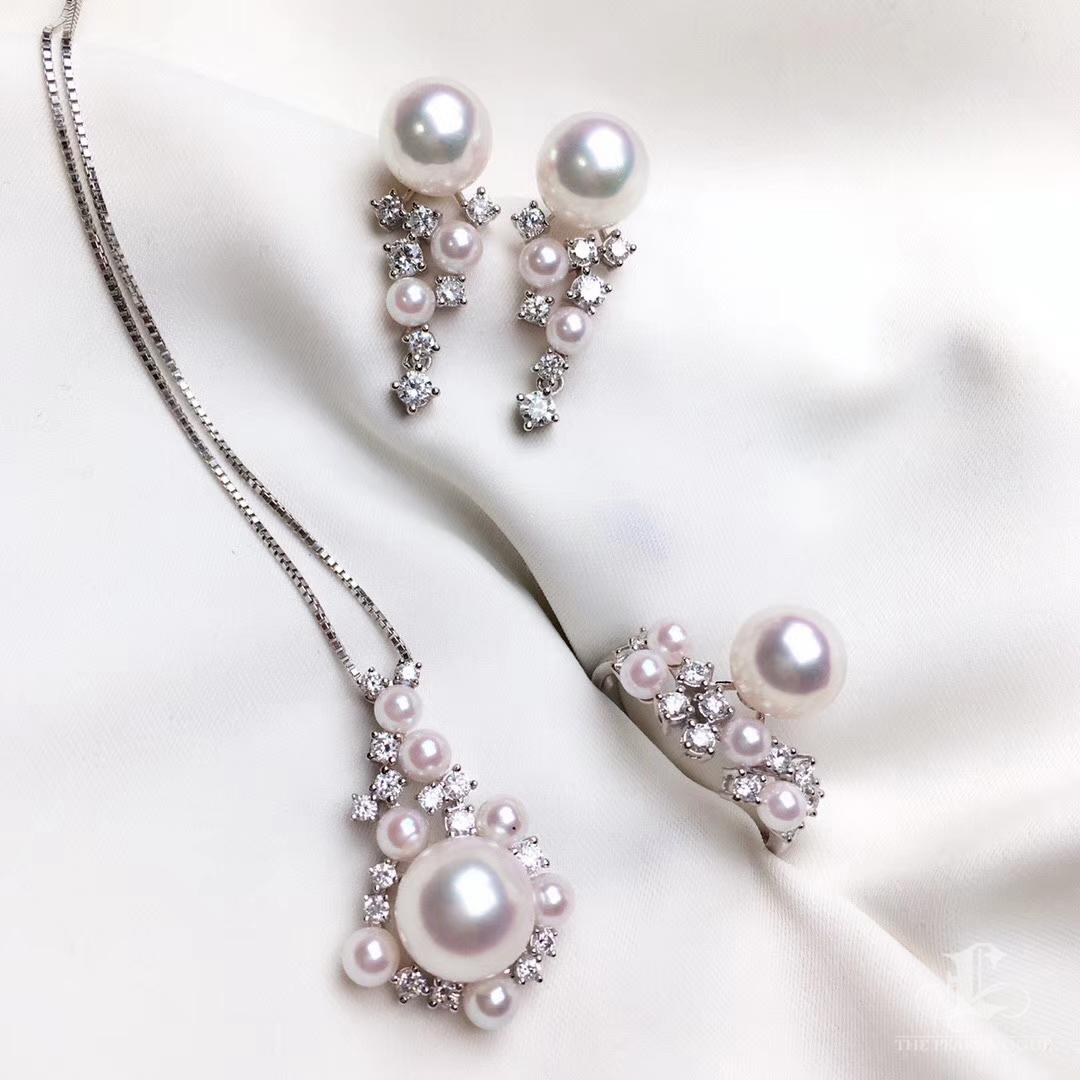 【Crown Radiance】Radiant Cluster AAA Akoya Pearl & Diamond Pendant For Sale 3