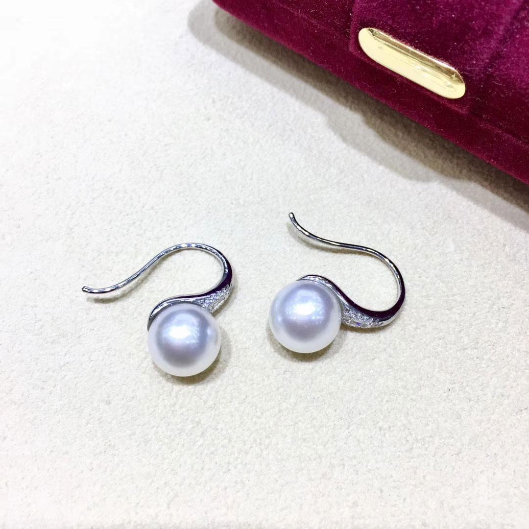 Women's 【Sculpted Geometry】Curve Aurora South Sea Pearl & Diamond Earrings For Sale