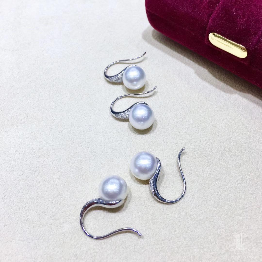 【Sculpted Geometry】Curve Aurora South Sea Pearl & Diamond Earrings For Sale 3