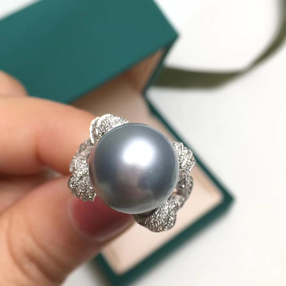 【Crown Radiance】Ribbon Leaf Aurora Tahitian Pearl & Diamond Ring In New Condition For Sale In New York, NY