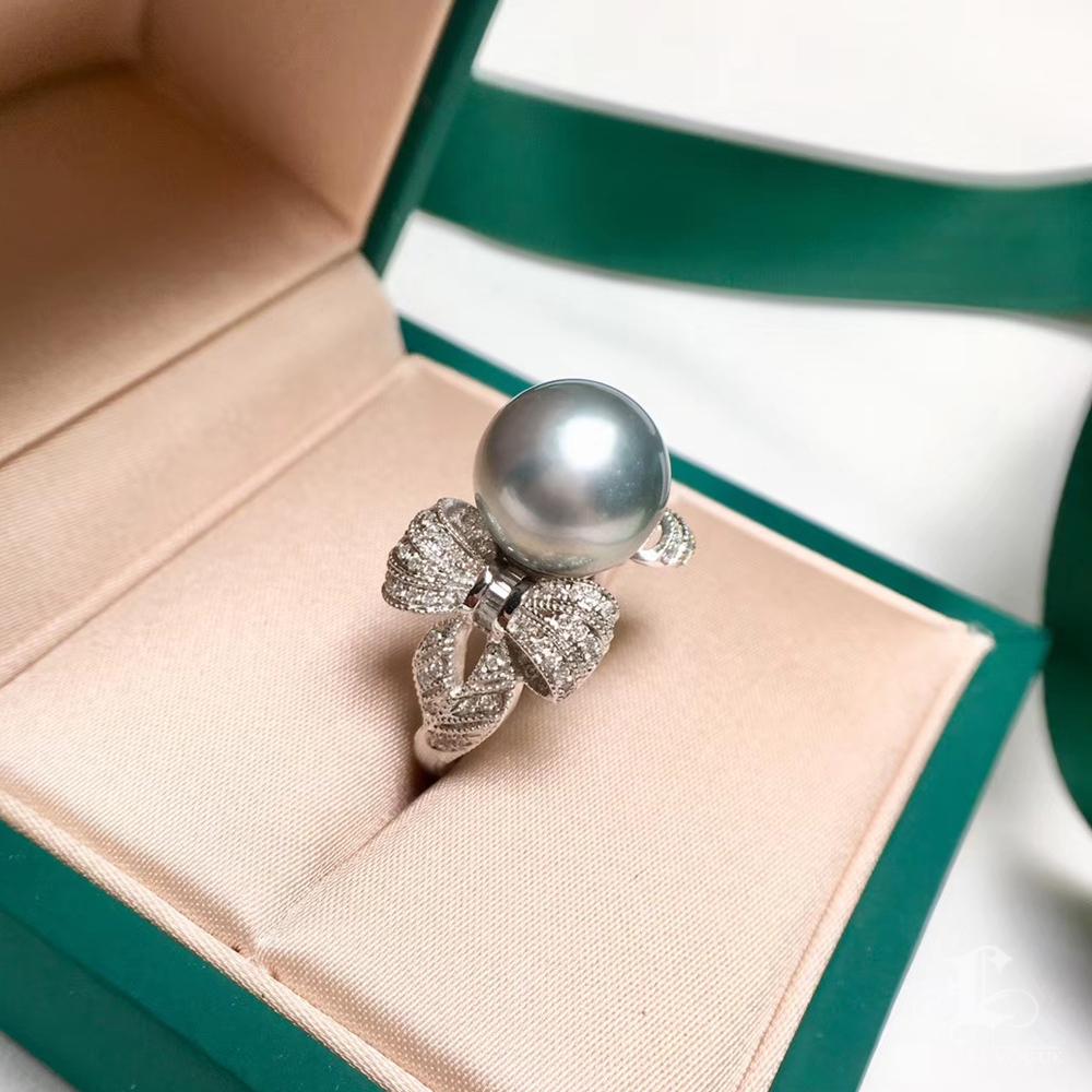 【Crown Radiance】Ribbon Leaf Aurora Tahitian Pearl & Diamond Ring For Sale 4