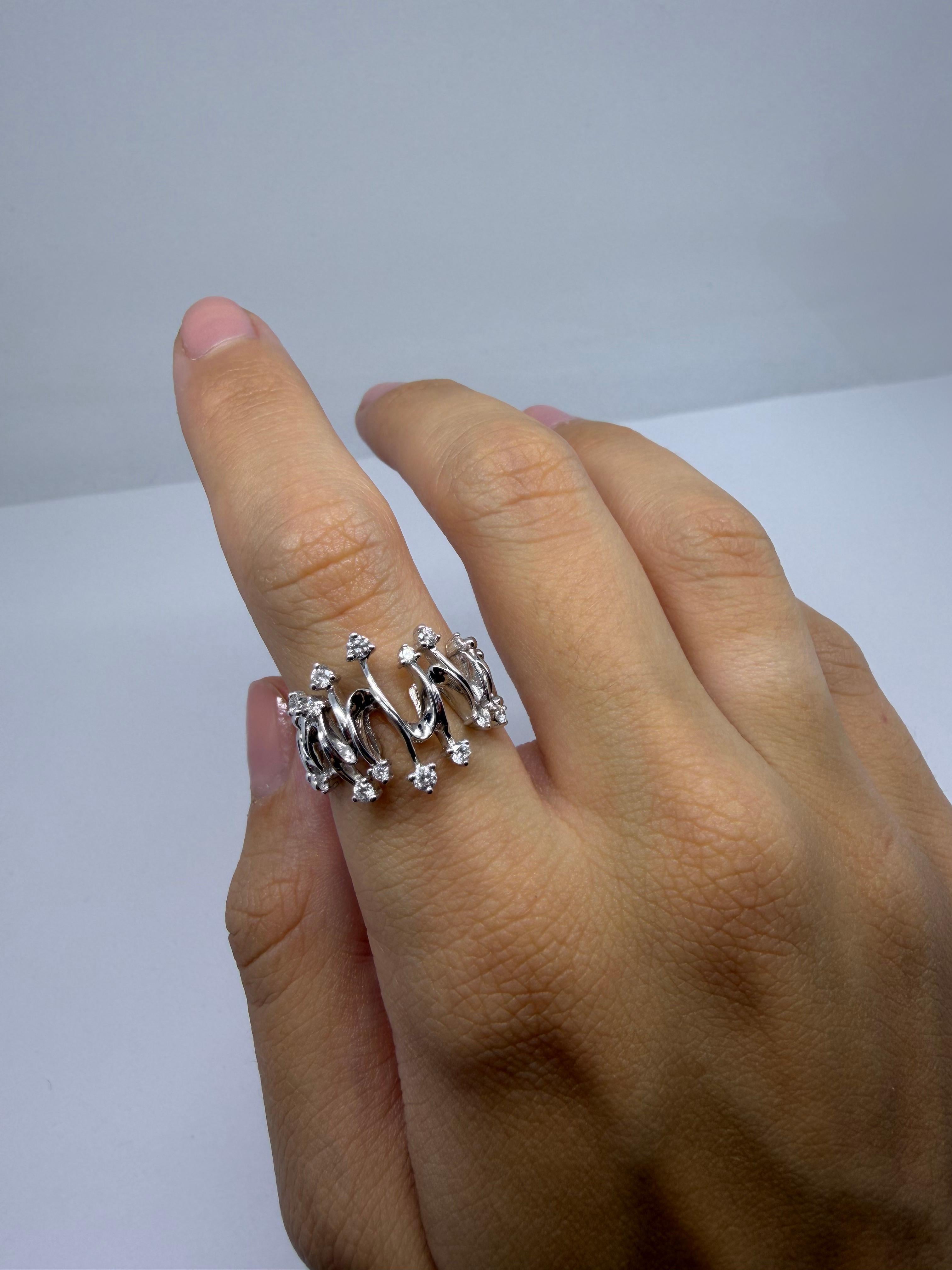 Mostra questa splendida fascia di diamanti in oro bianco 18 carati. Realizzata in oro bianco 18 carati e con 0,39 carati di diamanti scintillanti, questa fascia astratta ha un aspetto moderno e artistico. Unico e accattivante, è un pezzo che si fa