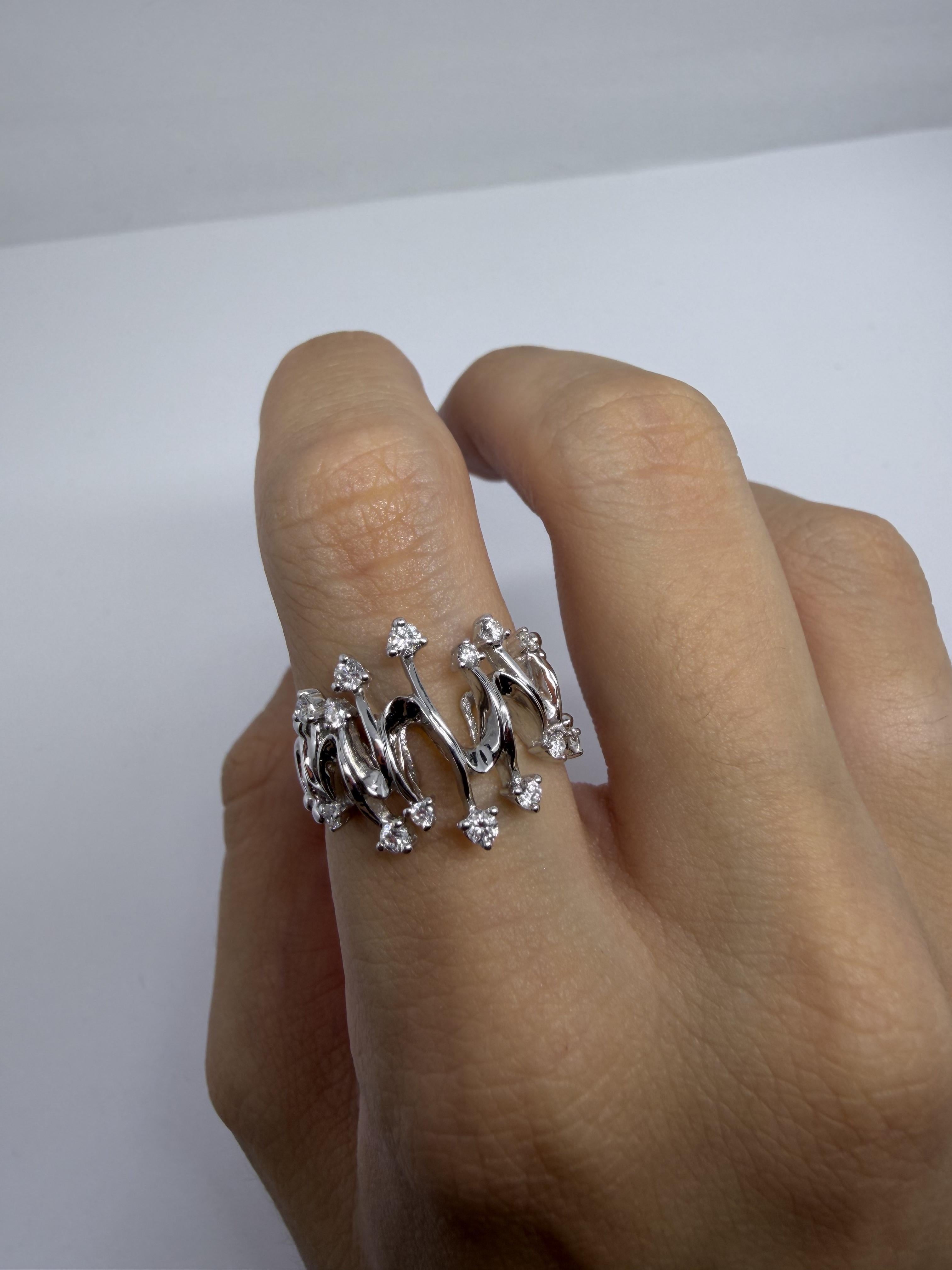 Taglio rotondo Anello astratto ondulato con diamante in oro bianco 18 carati, anello di dichiarazione contemporaneo in vendita