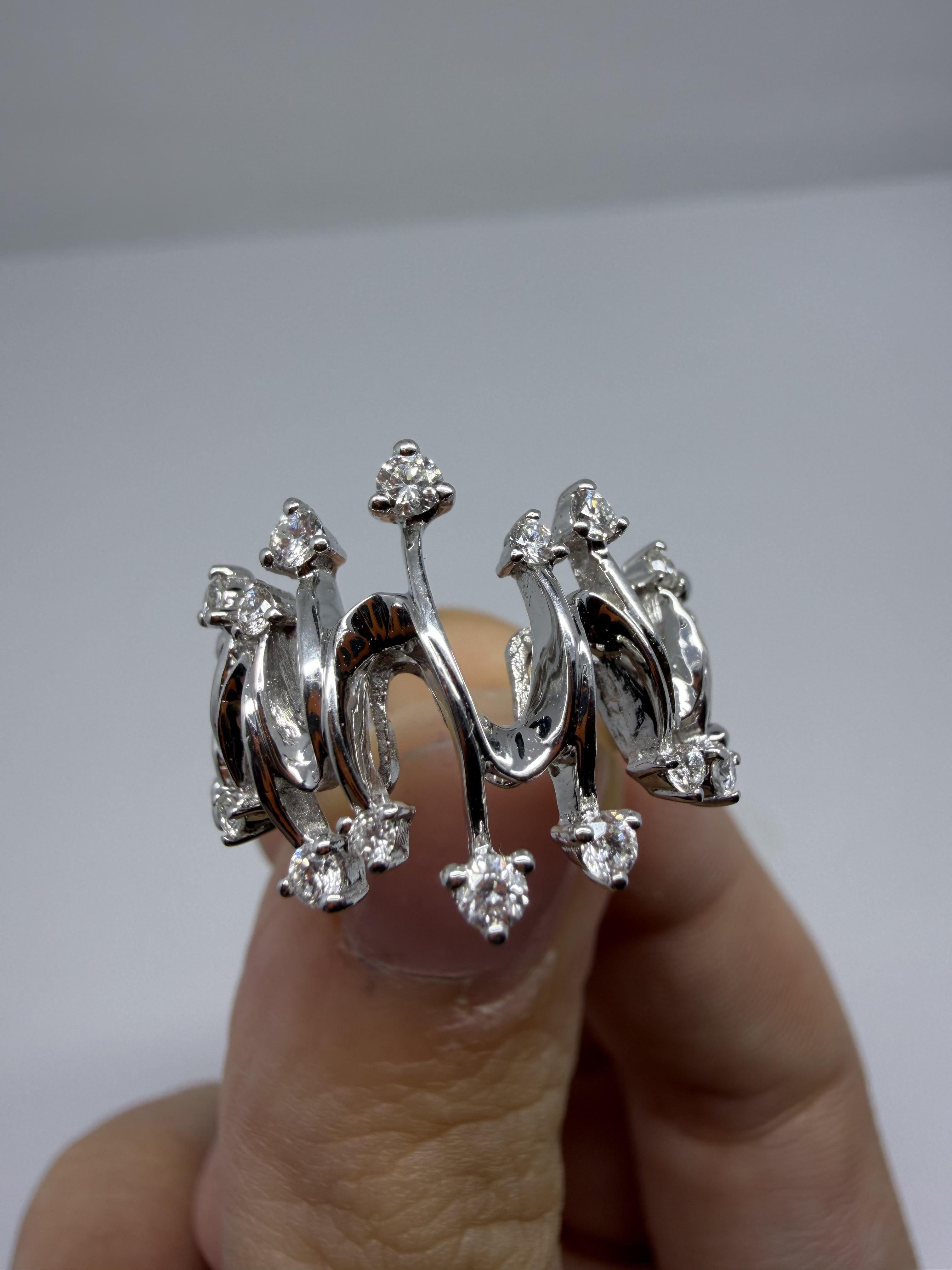Anello astratto ondulato con diamante in oro bianco 18 carati, anello di dichiarazione contemporaneo In condizioni buone in vendita a New York, NY
