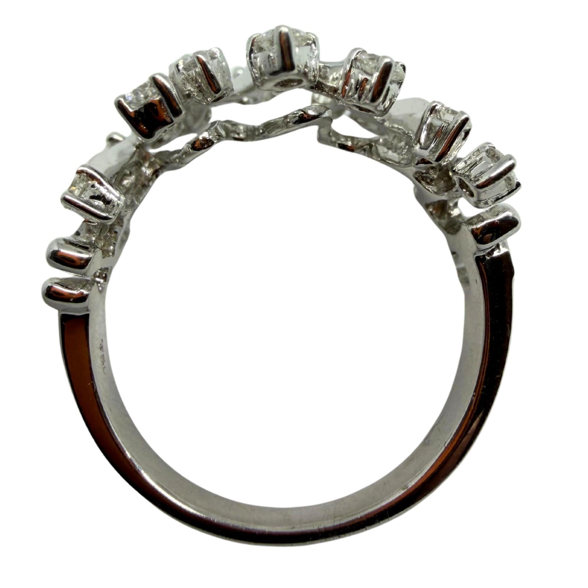 Anello astratto ondulato con diamante in oro bianco 18 carati, anello di dichiarazione contemporaneo in vendita 1