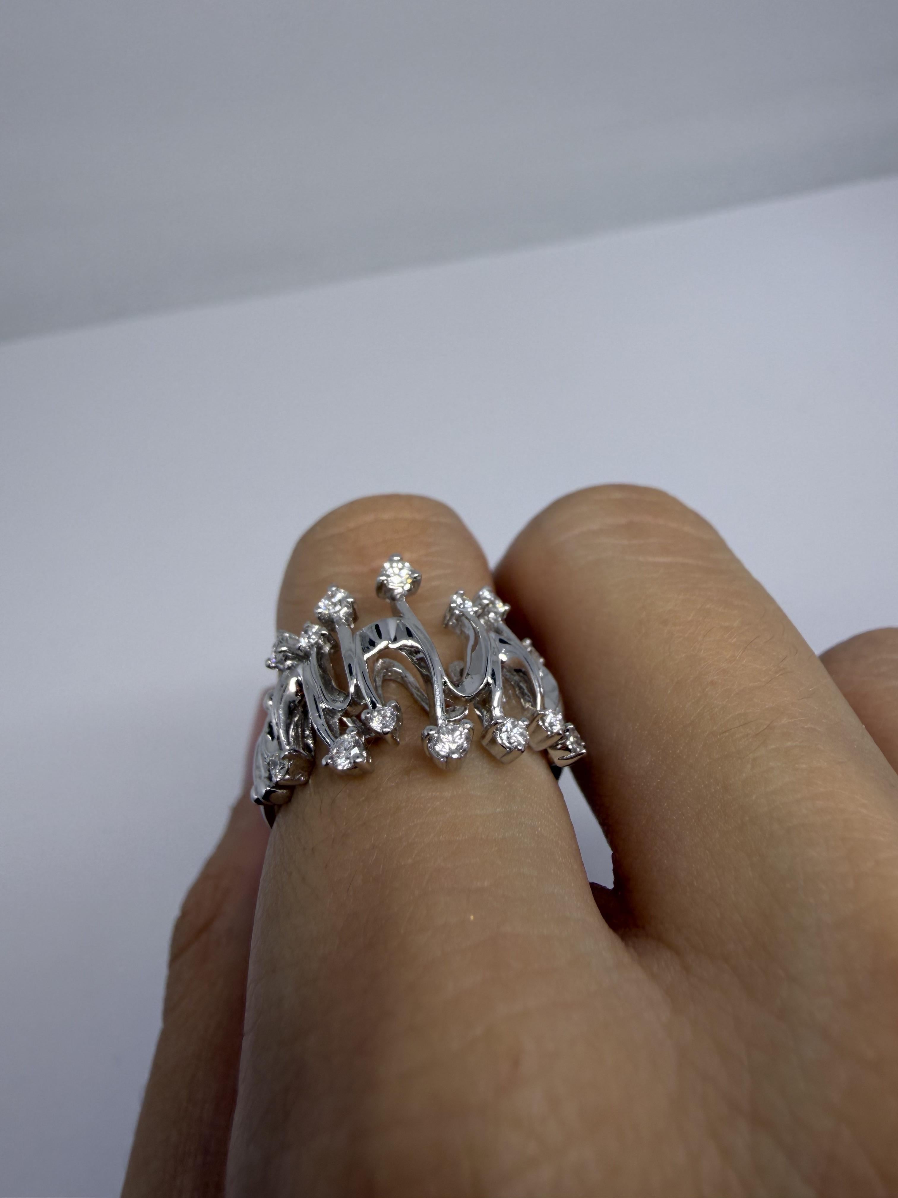 Anello astratto ondulato con diamante in oro bianco 18 carati, anello di dichiarazione contemporaneo in vendita 2