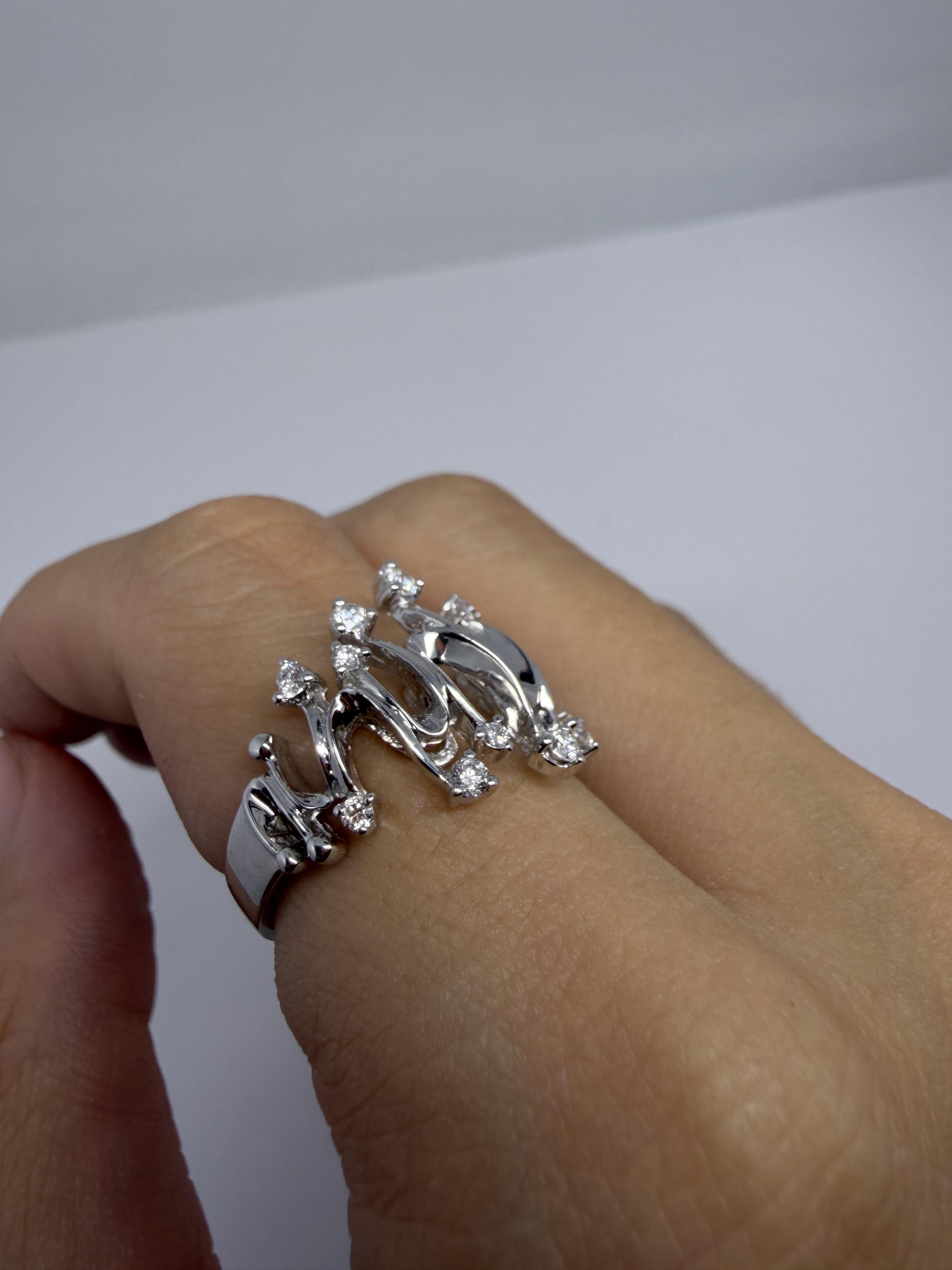 Anello astratto ondulato con diamante in oro bianco 18 carati, anello di dichiarazione contemporaneo in vendita 4
