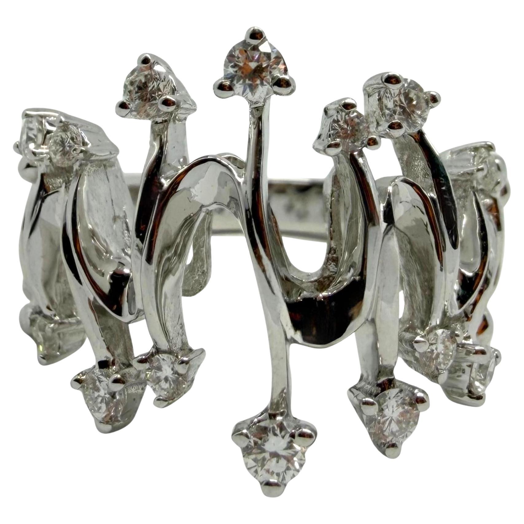 Anello astratto ondulato con diamante in oro bianco 18 carati, anello di dichiarazione contemporaneo in vendita