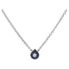 Collier à pendentif en or blanc 18 carats avec diamants et saphirs bleus en forme de halo