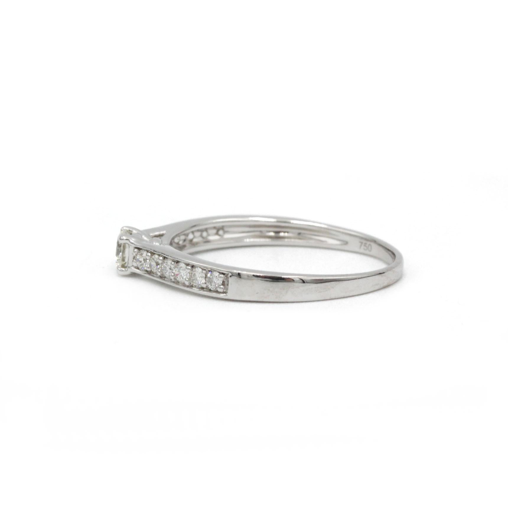 18 Karat Weißgold Solitär-Ring mit Diamant-Akzent (Zeitgenössisch) im Angebot