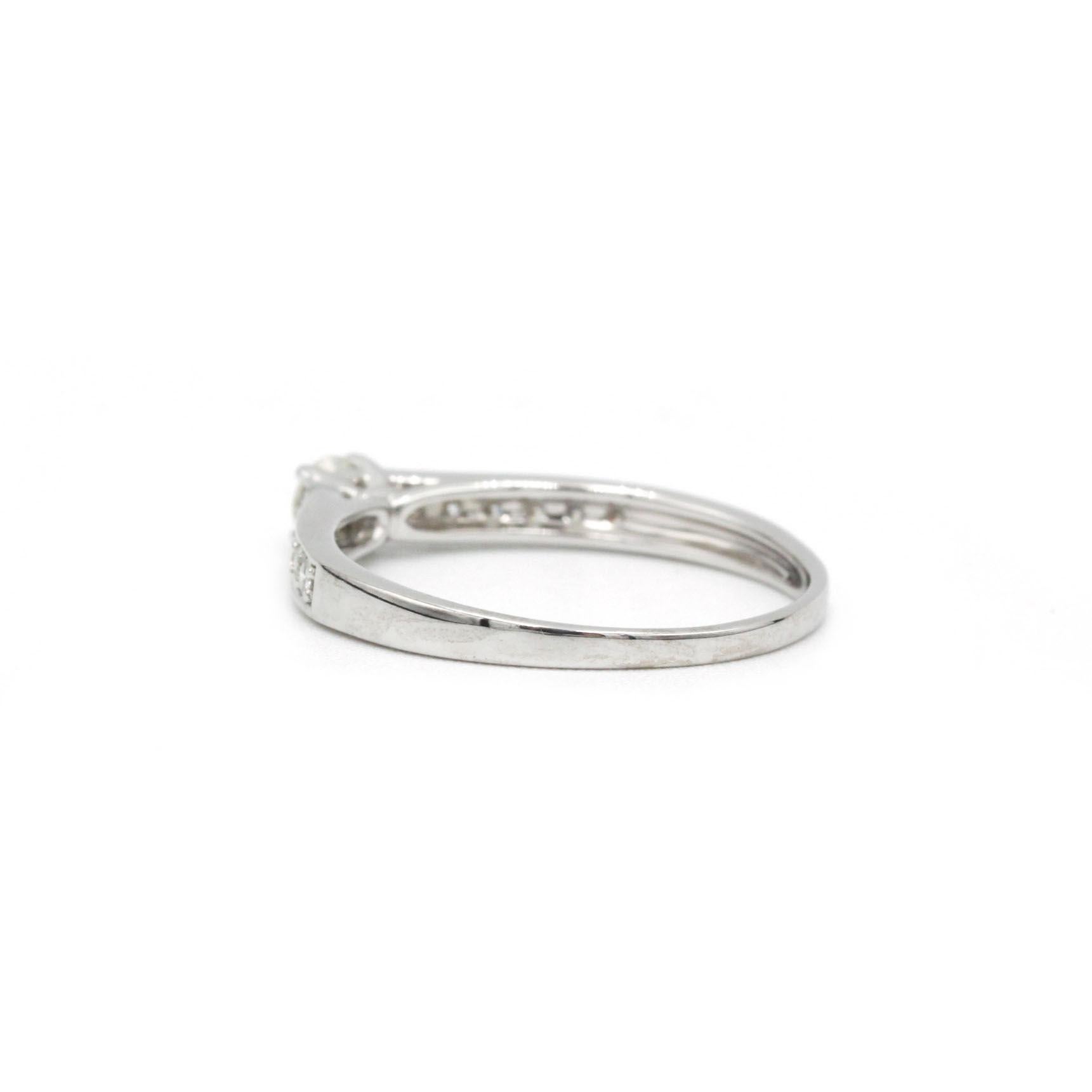 18 Karat Weißgold Solitär-Ring mit Diamant-Akzent (Brillantschliff) im Angebot