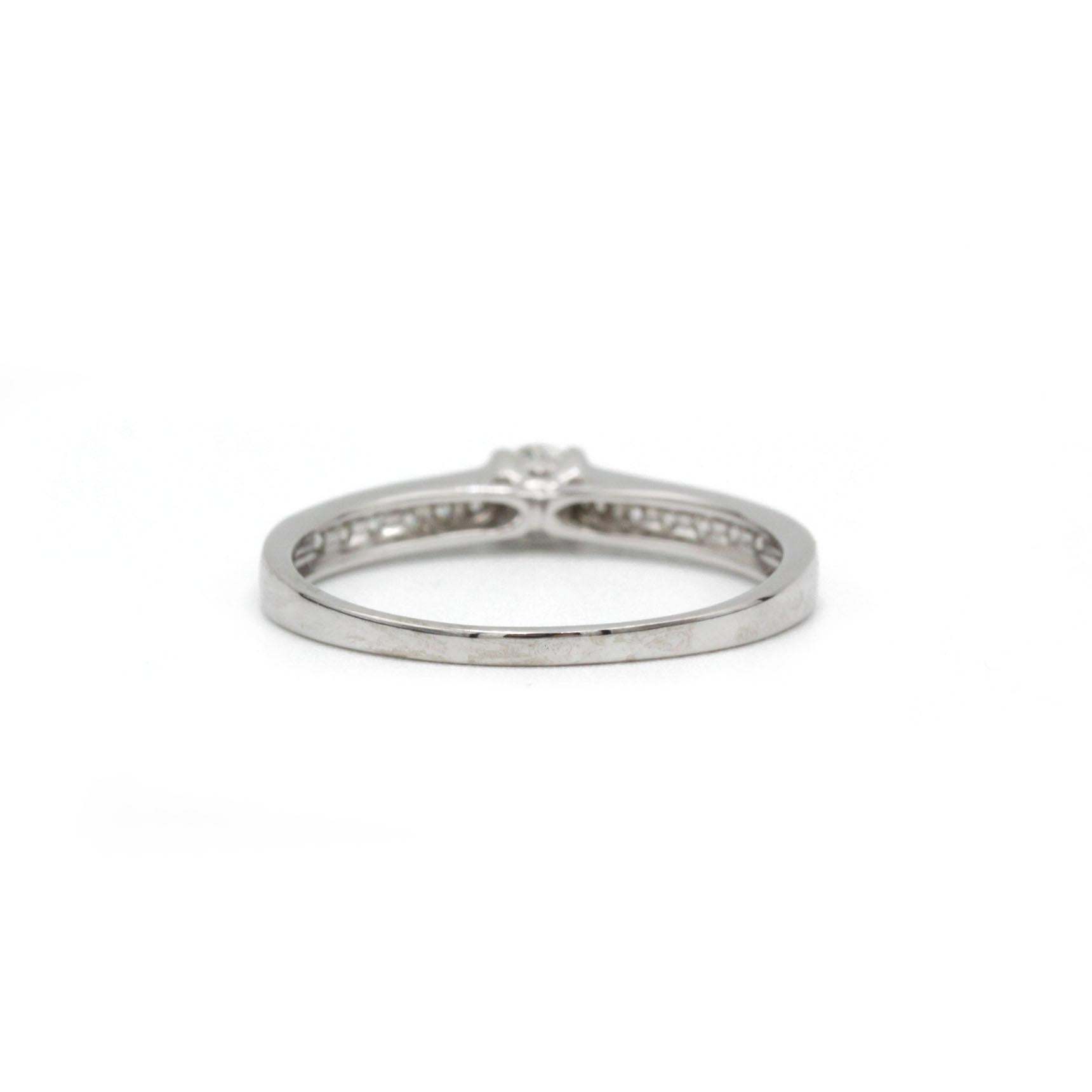 18 Karat Weißgold Solitär-Ring mit Diamant-Akzent im Zustand „Gut“ im Angebot in MONTMORENCY, FR