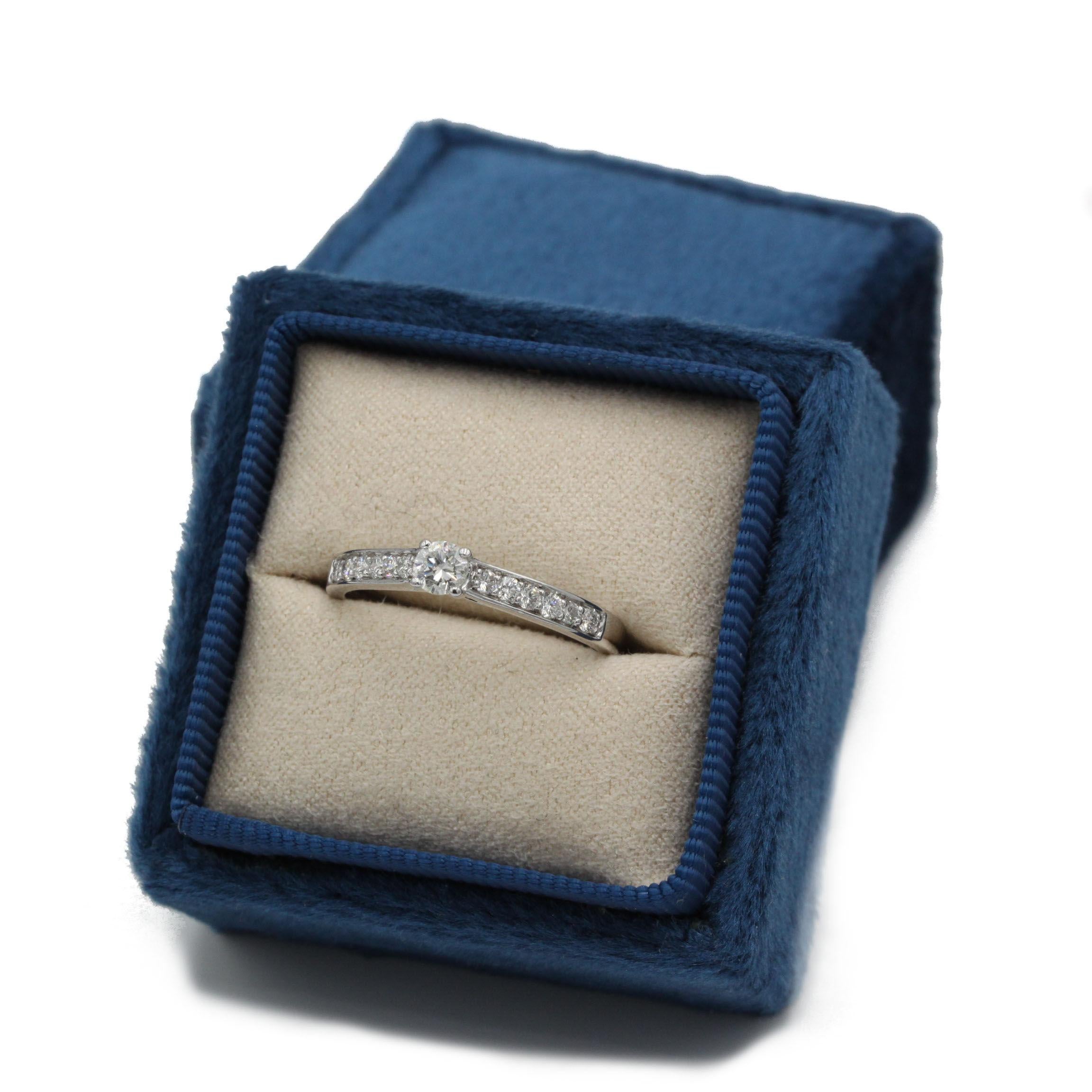 18 Karat Weißgold Solitär-Ring mit Diamant-Akzent Damen im Angebot