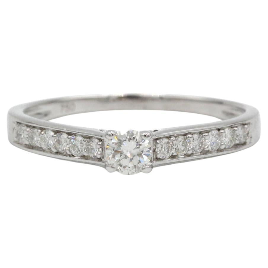 Anillo solitario con diamantes en oro blanco de 18 quilates