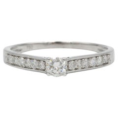 Anillo solitario con diamantes en oro blanco de 18 quilates