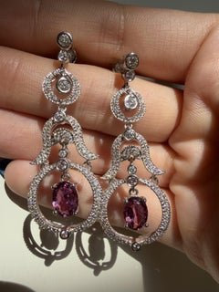 18K Weißgold Diamant und 2,52 Karat Rubin im Ovalschliff Tropfenohrringe