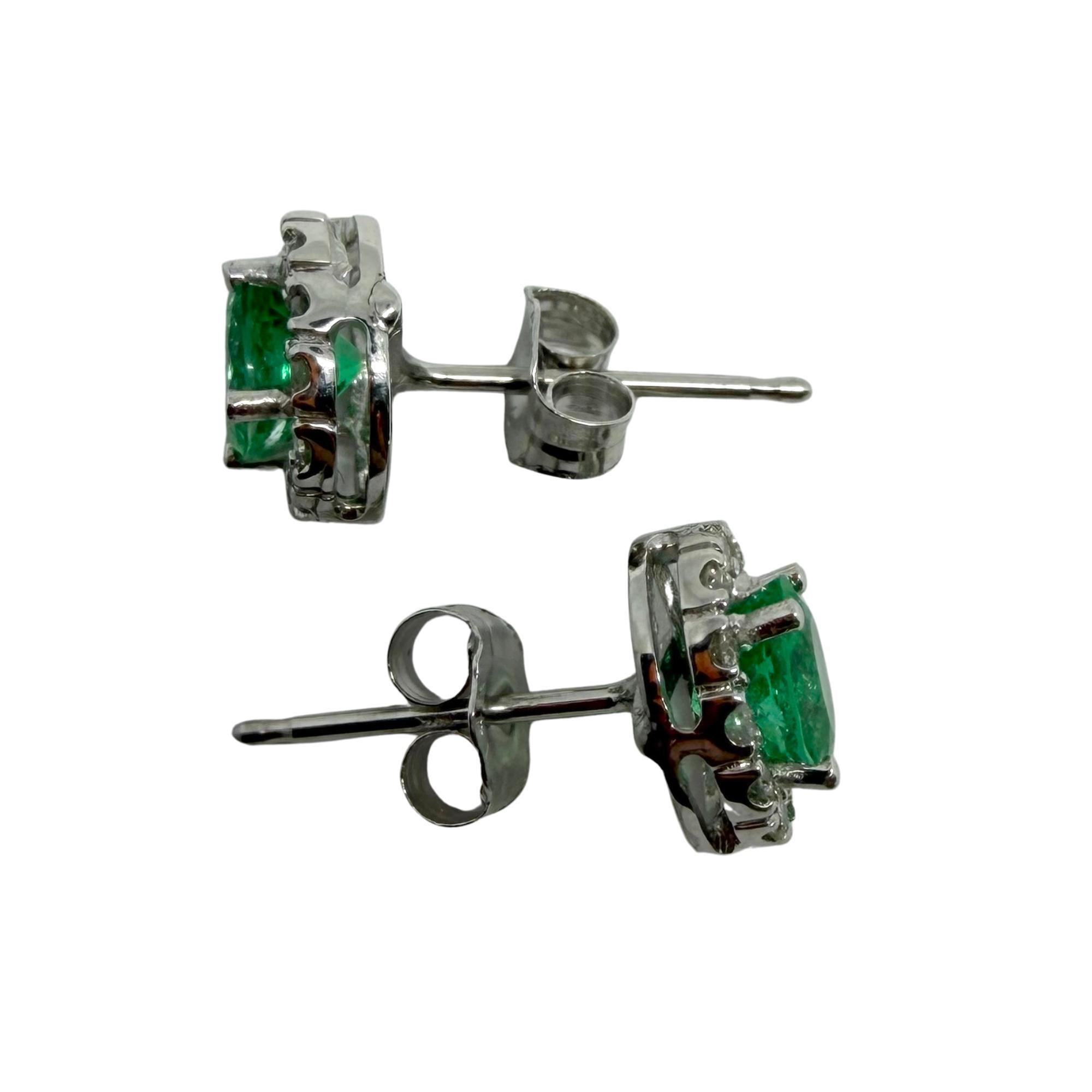 Boucles d'oreilles en or blanc 18K avec diamants et émeraudes ovales de 0,76 carat Bon état - En vente à New York, NY
