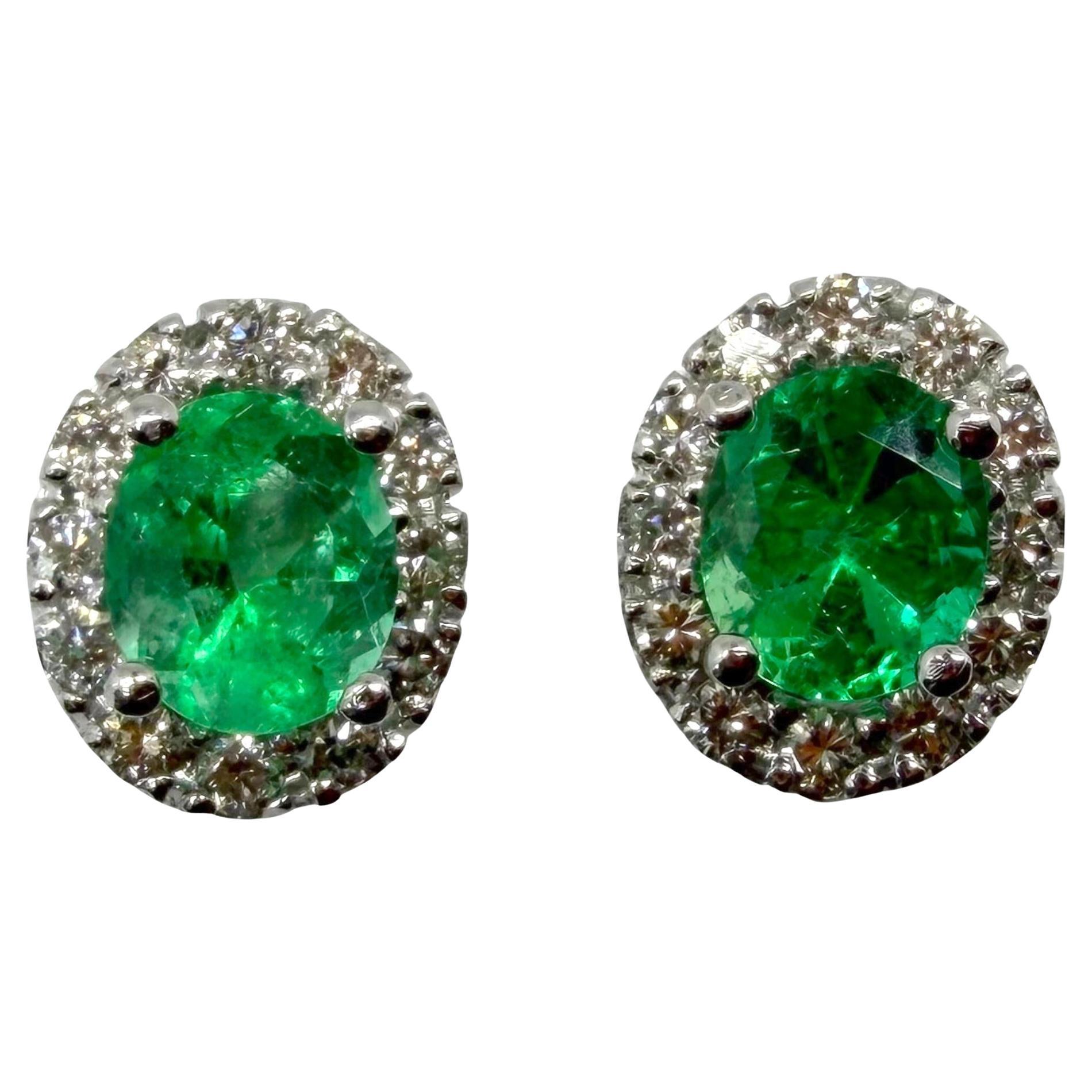 Orecchini a grappolo con diamante e smeraldo ovale da .76 carati in oro bianco 18K