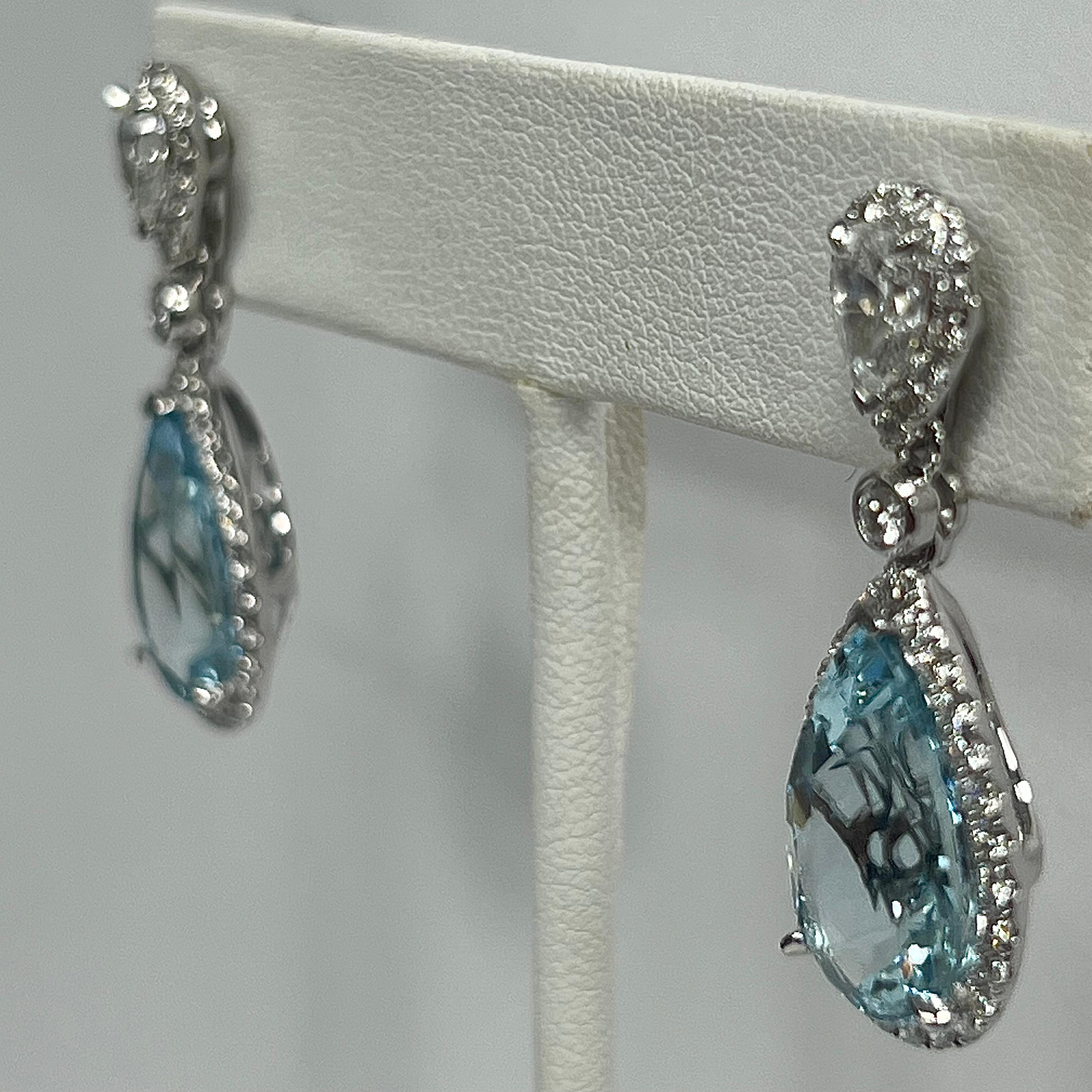 Taglio brillante 18K White Gold Diamond and Aquamarine Pear Shaped Dangle Earrings in vendita