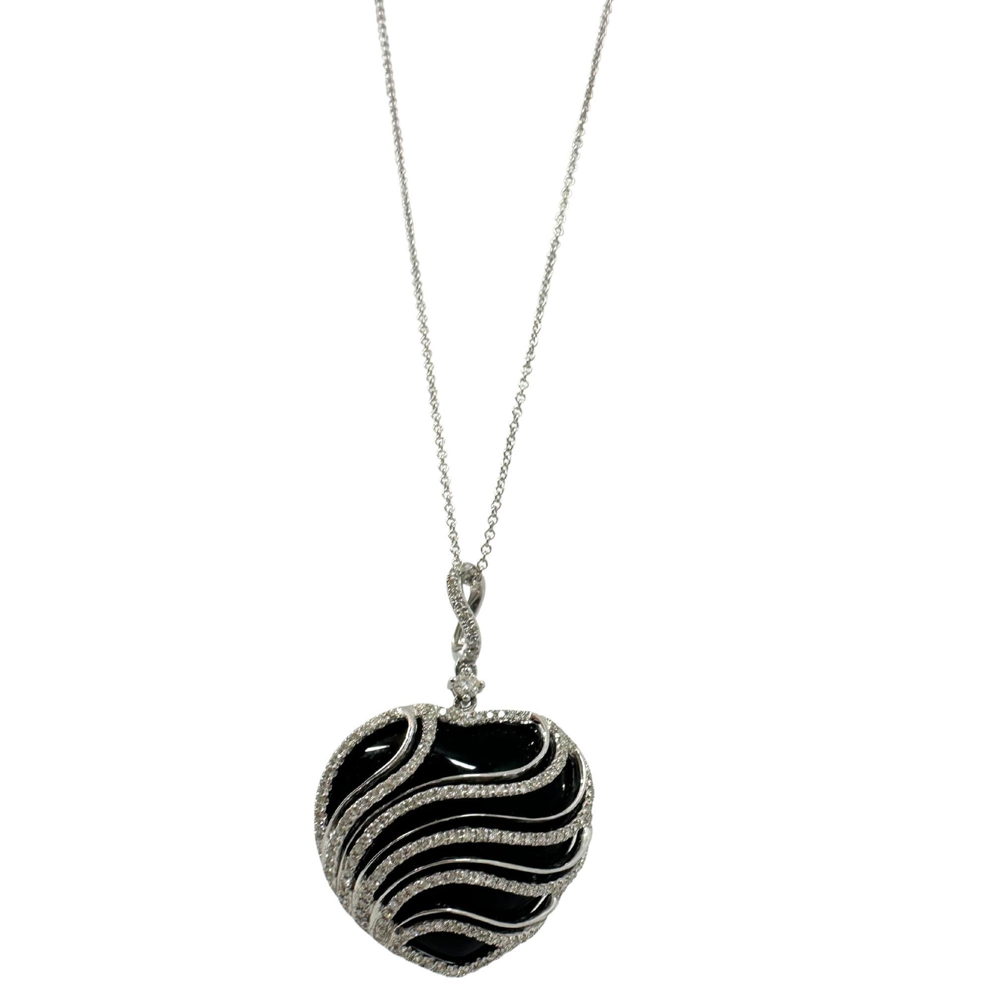 Scopri l'eleganza senza tempo della nostra collana di diamanti e onice 18k. Realizzato in oro bianco 18 carati, questo pendente presenta 1,45 carati di diamanti scintillanti e 17,70 carati di onice nera. La catena da 16 pollici, che può essere